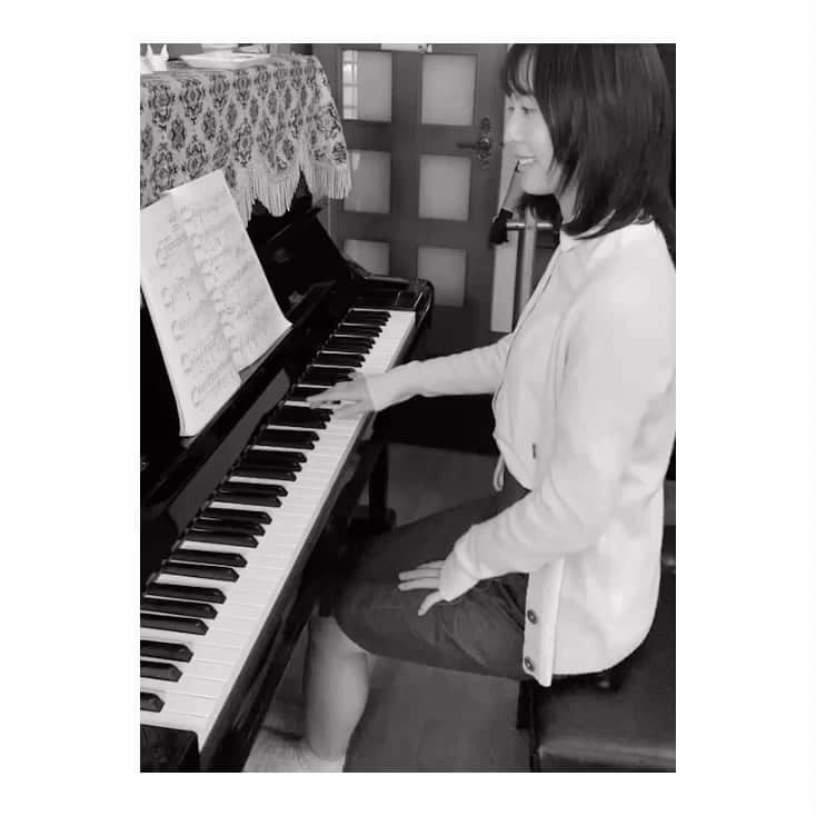 駒井蓮のインスタグラム：「- #wowow #落日  ありがとうございました🎹 小学生ぶりにピアノを先生に教えて頂いて、 最初は指が震えましたが、 段々と楽しく感じて、 本当に皆様に感謝感謝です。  🎹🐶  現場は本当に和やかで、 言葉のテンポが凄く素敵な撮影でした😌」