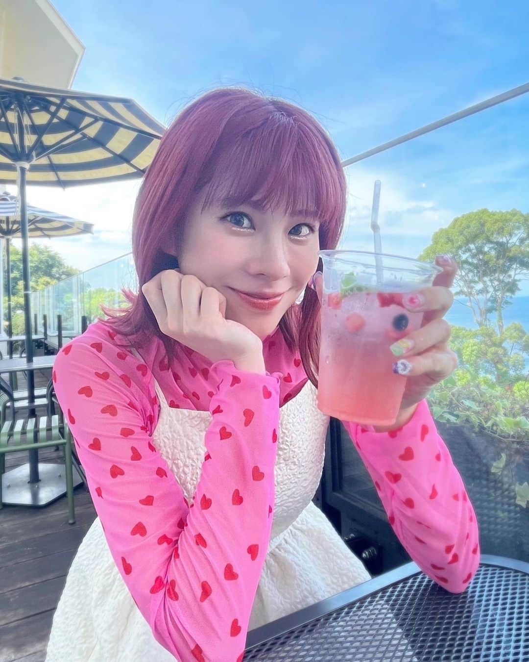 桜花りなのインスタグラム：「【🌊☁️🫧】 晴天の中海を見ながらカフェ☕*° すっごいのんびーーりと過ごせて 妊婦でも旅行楽しかったなぁ〜♡ ・ ・  #熱海  #熱海グルメ  #熱海カフェ」