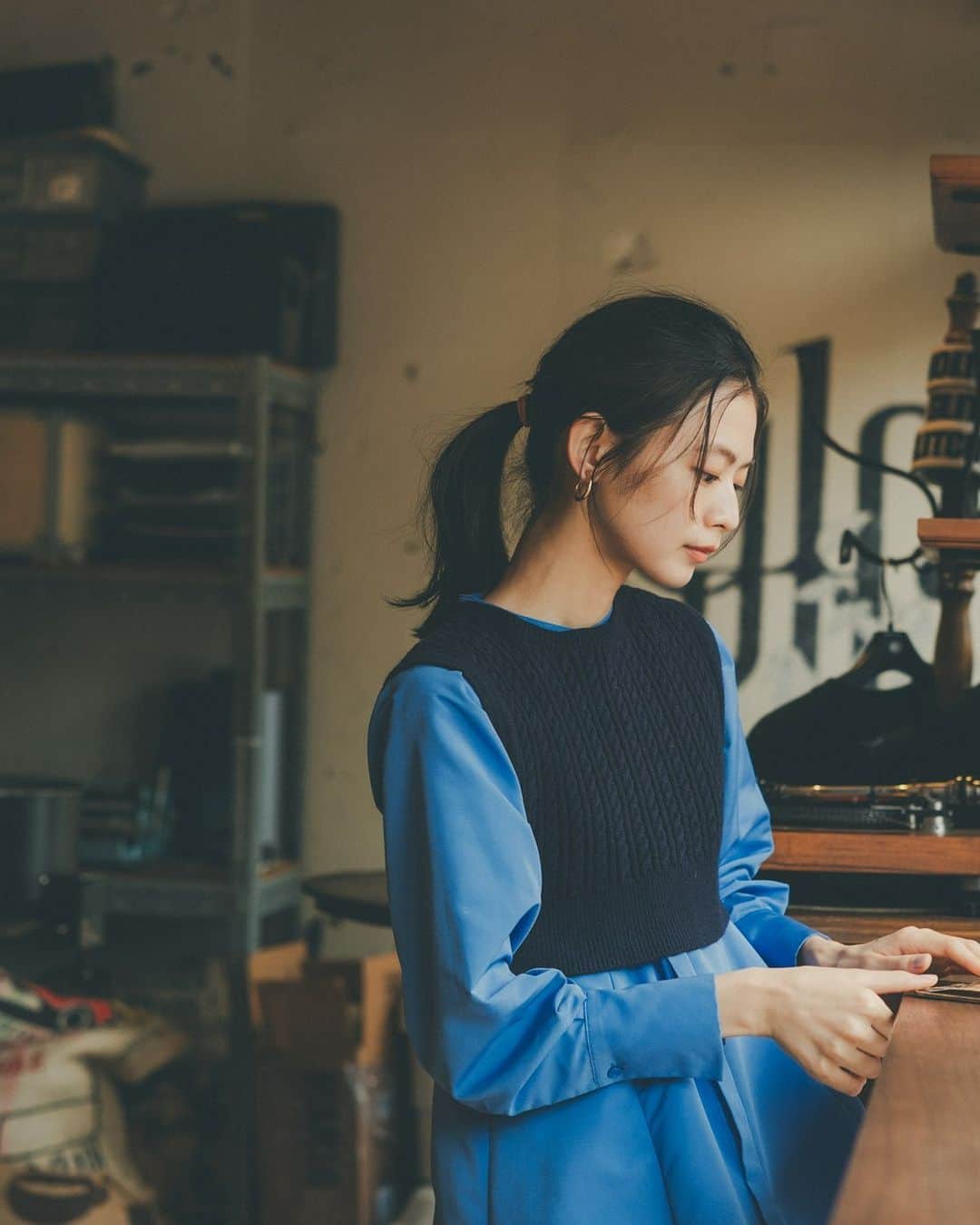 NATURAL BEAUTY BASICのインスタグラム：「松木育未さん着用の 秋の新作webカタログ第1弾が大好評公開中♡  Trend Tips -2023Autumn-  表面感のあるジャガードスカートに トラッドなアランニット、 大人フェミニンなミニ丈のニットワンピースetc.  今季トレンドをふんだんに盛り込んだ新作をデリバリー。 コーデの鮮度を高めてくれる キャッチーなアイテムで秋本番に備えて。  ■コンパクトニットベスト＆シャツワンピース ¥13,970 tax in size:S/M color:ブルー系/チャコール系 #0173240003  #松木育未 さん #新作アイテム #シャツワンピース #ニットベスト #レイヤードコーデ #秋コーデ #お出かけコーデ #オフィスコーデ #オフィスカジュアル #通勤コーデ #大人可愛い #カラーコーデ  #着回しコーデ #きれいめカジュアル  #ベーシックコーデ #ベーシック #ナチュラルコーデ #トレンドスタイル #シンプルコーデ #ナチュラルビューティーベーシック #naturalbeautybasic」