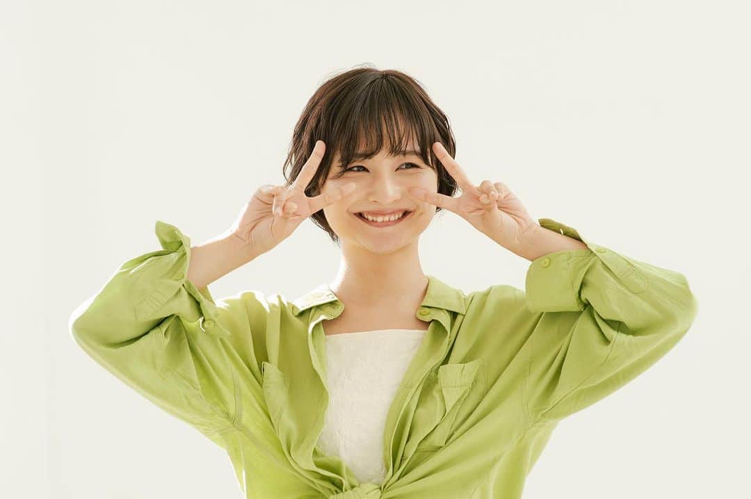 山根愛のインスタグラム：「今日で、30歳になりました☁️  本当に皆さんいつもありがとうございます。 まだ全く実感はないけれど、 凄くあっという間でした🥸☁️  嬉しい事も大変な事もいっぱいで、 毎日波瀾万丈な人生だけど、 その一瞬一瞬を刻んで、研磨して、人間生活を謳歌します🙋‍♀️  皆さんにとっても素敵な1日になりますように〜！！！何卒」