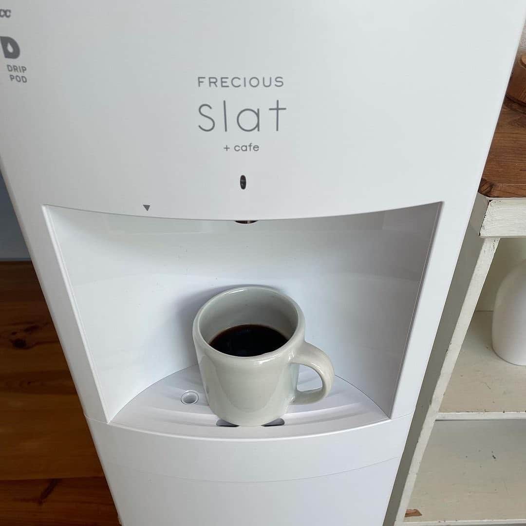 フレシャス公式(FRECIOUS) さんのインスタグラム写真 - (フレシャス公式(FRECIOUS) Instagram)「＼毎朝のコーヒーに癒されています☕️✨／  皆さま、こんにちは＾＾ 本日は、Slat+cafeユーザーさまの お声をご紹介！  Slat+cafeのコーヒー機能は、 抽出温度・時間・スピードはすべてお任せ＾＾ ボタン一つでプロの味を再現した おいしいコーヒーが楽しめます♪  忙しい朝の時間も優雅に過ごしませんか？☘️   ・・・・・・・・・・・・・・・・・・  「コーヒー豆の香りが立って 朝から心がスッキリします。  今までは自分で淹れてたのですが フレシャスを利用してから ハンドドリップって案外手間だったんだなと 気付きました。  それまではそこまで苦ではなかったんですが、 朝の支度をしてる最中にコーヒーの香りが 漂ってきるのはとても癒しです。 利用してよかったって毎日思います」 （ローコペさま／Slat+cafeご利用） ・・・・・・・・・・・・・・・・・・  ▼ご利用機種 FRECIOUS Slat+cafe（フレシャス・スラット+カフェ）  製品詳細は、プロフィールTOPの 公式サイトからチェック♪ ↓↓↓ ――――――――――――――― ■フレシャス公式Instagram■ @frecious_official  心地よい暮らしを提案する「フレシャス」は、 ウォーターサーバーの活用術や インテリア・収納・レシピなど 暮らしのアイディアを発信しています🕊 ――――――――――――――― #フレシャス #FRECIOUS #天然水 #ウォーターサーバー #スラットプラスカフェ #コーヒーメーカー #UCCドリップポッド #デザイン家電 #ウォーターサーバーのある生活」10月2日 12時03分 - frecious_official
