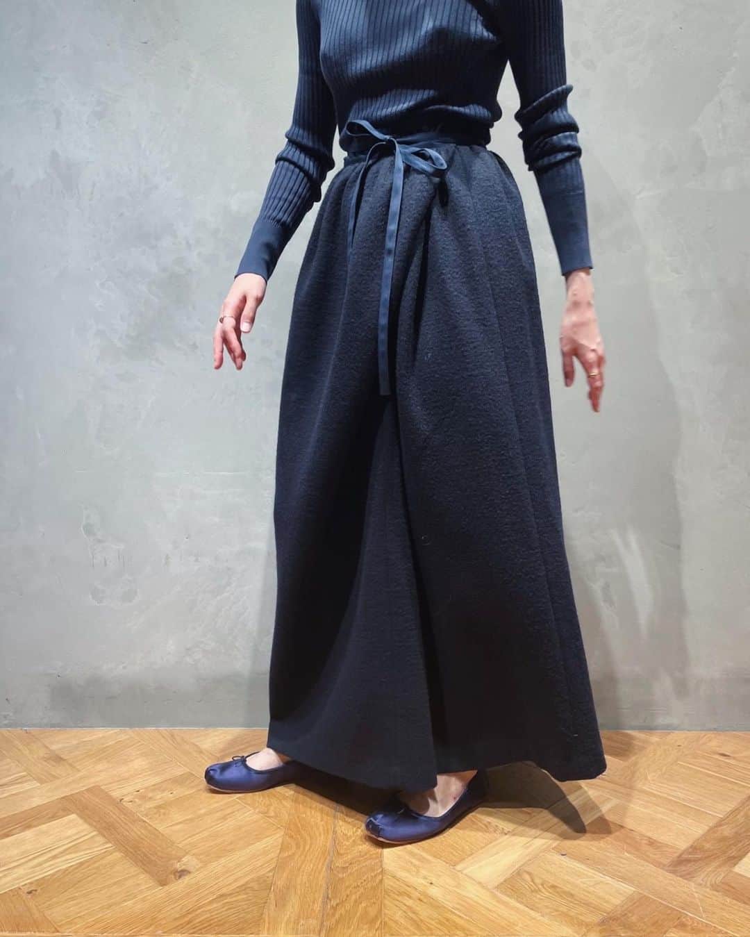 IÉNA LA BOUCLEさんのインスタグラム写真 - (IÉNA LA BOUCLEInstagram)「. ⁡ 〈縮絨ギャザースカート〉 ⁡ 薄くて軽いウール生地を贅沢に使い、自分好みに自由に絞れるスカート。 ウール100％の凹凸のある縮絨の素材感がカジュアルな印象です。 微配色のトリミングもデザインポイント。 ⁡ skirt ¥42,900 intax size:36,38 navy,yellow no. 23060914124030 ⁡  #ienalaboucle#iena#イエナ#イエナラブークル#ienalaboucle_23aw ⁡」10月2日 12時04分 - iena.la.boucle.store