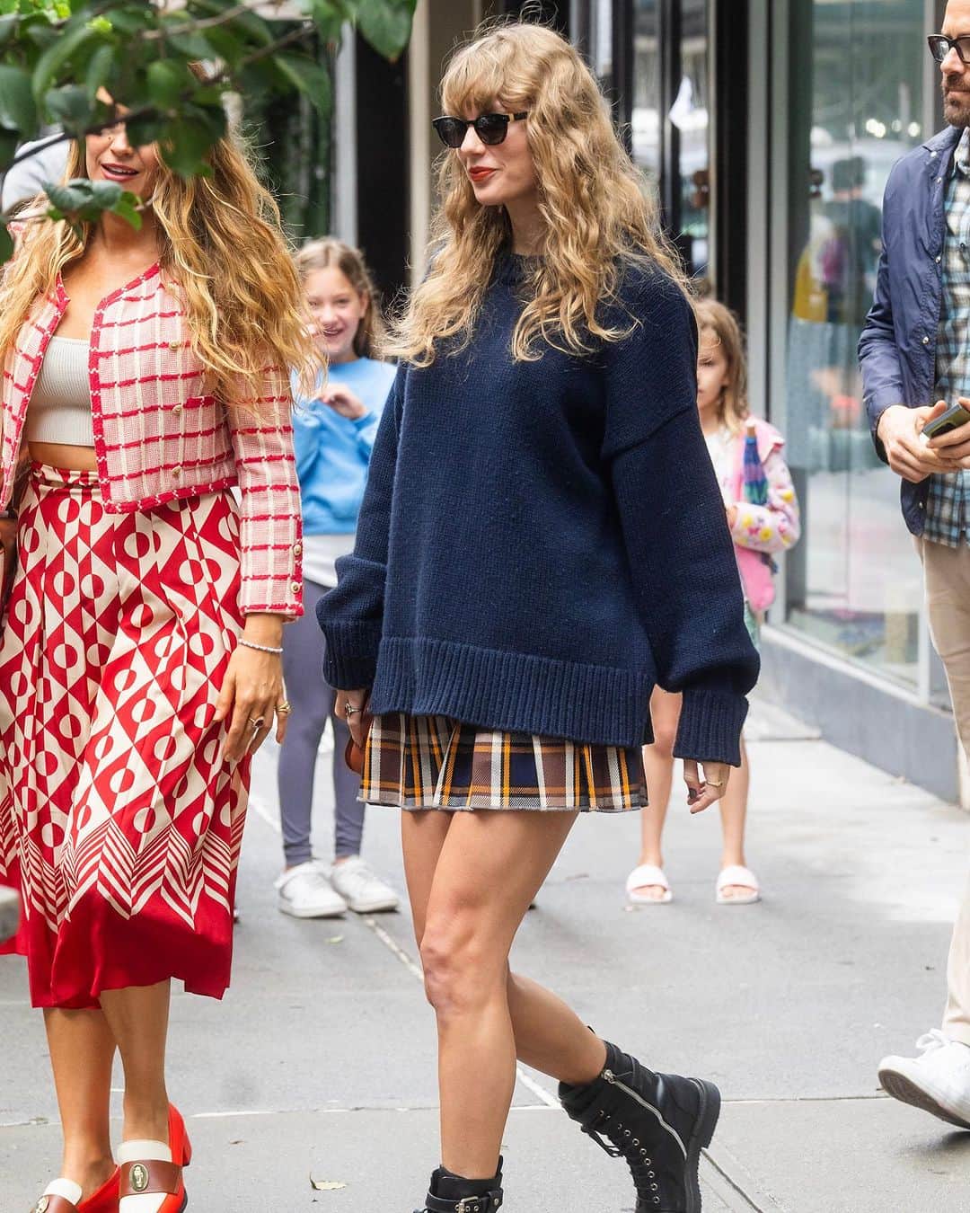 motherdenimのインスタグラム：「Plaid Reputation.  @taylorswift In The Fluff And Fold Mini Skirt In A Punk & A Farmer Walk Into A Bar. #TaylorSwift  📷 The Image Direct」
