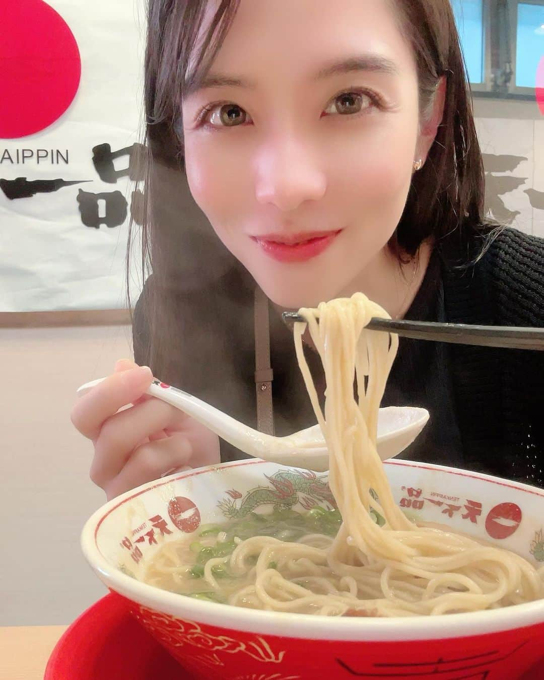 浦田麻緖さんのインスタグラム写真 - (浦田麻緖Instagram)「数世紀ぶりに天下一品へ🍜  う〜ん🧐いつだろう🤔 20歳くらいの時に1回くらい行った記憶が🤔 だけど、飲んだ後にラーメンを食べて帰る的な若かりしラーメンの食べ方をした記憶しかなく、どんな味だっけ？•́ω•̀)?と気になって、久しぶりに行ってみました🍜  という訳で、、、初心者の私は、天下一品の頼み方がわからず、何も言わずに注文したら、、、こってりがｷﾀ━(ﾟ∀ﾟ)━( ﾟ∀)━( 　ﾟ)━(　　)━!!!!! めっちゃこってり😳😳😳 でもこのこってりが主なんだよね？皆様、こってりを頼むんですよね？？それともあっさり？こっさり？教えて下さい🤣🤣🤣  次回は、こっさりかあっさりを食べてみよう🙆‍♀️🍜   #ラーメン  #ランチ  #天下一品  #頼み方わからず  #笑」10月2日 12時06分 - mao.urata