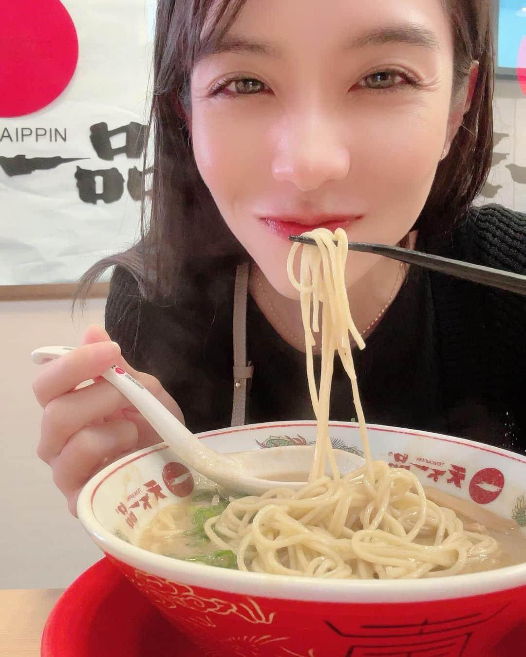 浦田麻緖さんのインスタグラム写真 - (浦田麻緖Instagram)「数世紀ぶりに天下一品へ🍜  う〜ん🧐いつだろう🤔 20歳くらいの時に1回くらい行った記憶が🤔 だけど、飲んだ後にラーメンを食べて帰る的な若かりしラーメンの食べ方をした記憶しかなく、どんな味だっけ？•́ω•̀)?と気になって、久しぶりに行ってみました🍜  という訳で、、、初心者の私は、天下一品の頼み方がわからず、何も言わずに注文したら、、、こってりがｷﾀ━(ﾟ∀ﾟ)━( ﾟ∀)━( 　ﾟ)━(　　)━!!!!! めっちゃこってり😳😳😳 でもこのこってりが主なんだよね？皆様、こってりを頼むんですよね？？それともあっさり？こっさり？教えて下さい🤣🤣🤣  次回は、こっさりかあっさりを食べてみよう🙆‍♀️🍜   #ラーメン  #ランチ  #天下一品  #頼み方わからず  #笑」10月2日 12時06分 - mao.urata