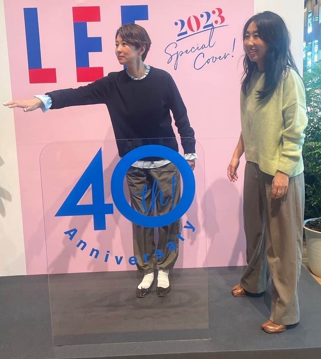 五明祐子さんのインスタグラム写真 - (五明祐子Instagram)「昨日は雑誌LEE @magazinelee の40周年イベントでまことちゃんと　@makoto087  @leemarche のトークショーに出演させていただきました🤗 40周年…ちょっと待って💦20周年の時もお祝いコメントしたような😆  昨日ははまじ　@hamaji_0912 にも、がみちゃん　@ishigamimitsue にも会えて嬉し楽しい1日でした〜ん🤗✨ 私服、はまじとヘアメイクのみゆきちゃんと みんなつなぎだったー 🤳　@makoto087   #leemagazine #40周年#おめでとうございます㊗️#つなぎーズ  20年…時が経つのは早い。早すぎる…。 気づいたらもう10月だしさ😳」10月2日 12時07分 - gomyoyuko