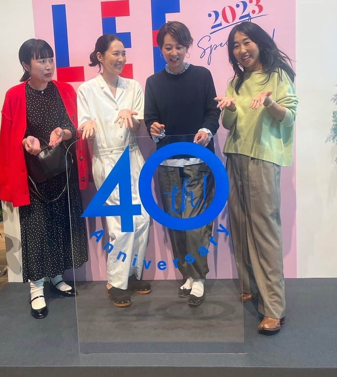 五明祐子さんのインスタグラム写真 - (五明祐子Instagram)「昨日は雑誌LEE @magazinelee の40周年イベントでまことちゃんと　@makoto087  @leemarche のトークショーに出演させていただきました🤗 40周年…ちょっと待って💦20周年の時もお祝いコメントしたような😆  昨日ははまじ　@hamaji_0912 にも、がみちゃん　@ishigamimitsue にも会えて嬉し楽しい1日でした〜ん🤗✨ 私服、はまじとヘアメイクのみゆきちゃんと みんなつなぎだったー 🤳　@makoto087   #leemagazine #40周年#おめでとうございます㊗️#つなぎーズ  20年…時が経つのは早い。早すぎる…。 気づいたらもう10月だしさ😳」10月2日 12時07分 - gomyoyuko