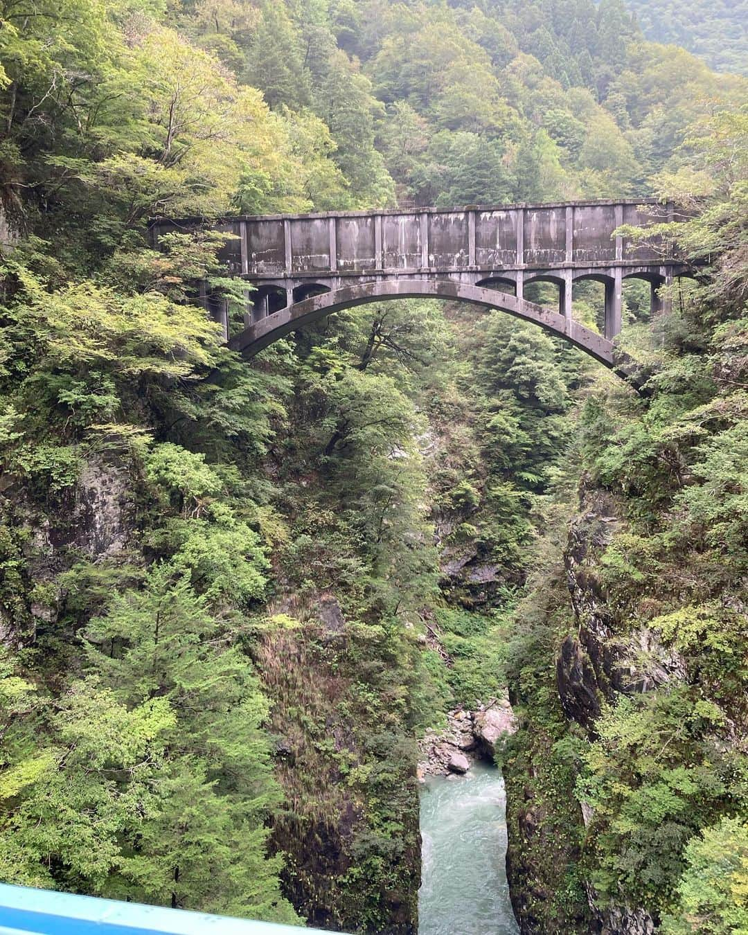 佐藤大樹さんのインスタグラム写真 - (佐藤大樹Instagram)「トロッコ電車でしか行けない秘境へ。 最高。 人生観変わった。 皆さんも富山に行く時はぜひです。  #黒部宇奈月 #黒部峡谷トロッコ電車  #黒部峡谷 #宇奈月温泉 #富山観光」10月2日 12時08分 - kumamushi_sato