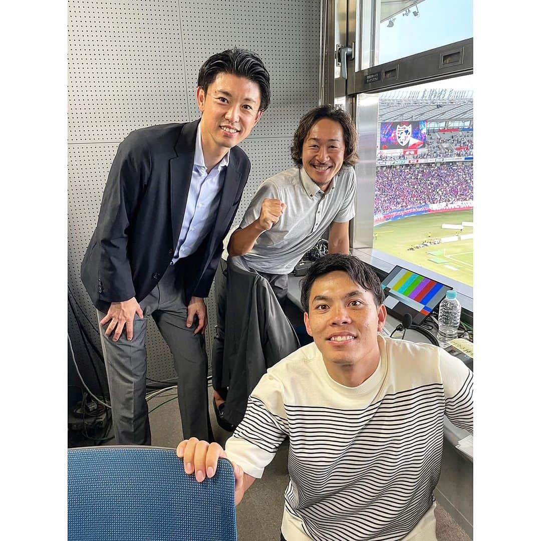 石川直宏さんのインスタグラム写真 - (石川直宏Instagram)「『ホームガンバ大阪戦』  前節鳥栖戦に続き、FC東京設立25周年記念試合✨  TOKYO MX でも生中継📺 今回のダブル解説は、聡太 #中澤聡太 とでした🎤🎤  うちに在籍していたのは2006シーズン途中からシーズン終了と短かったけど、U19.U20日本代表でも共にプレーをしました🤝  写真は2000年、イランでのアジアユースの時だから、僕は19歳、聡太は18歳で市立船橋高校在学中。隼磨も青木も高校生。若かった😆  そんな聡太と一緒に解説する日が来るとは。  様々な視点で楽しく解説出来ました✨  試合前から素晴らしい雰囲気でした👏 久々のスカパラは痺れたな〜！！カッコよかったし、盛り上げ方も抜群🙌 @tokyoska_official   #DownBeatStomp に聡太もノリノリ😂 試合も90分素晴らしい姿勢で結果に繋げてくれました🔥🔥🔥  ディエゴの抜け出し、リキの飛び出しと絶妙なボールタッチ(トントン)、晃太のゴラッソ👏👏👏 無失点も素晴らしい👍  アウェイ横浜FC戦のあとに、広島との記念試合があと1試合。  今節の様なFC東京のスタイルを出し切り、皆で勝利を掴み獲ろう！！！  #25thAnnivFCT #きょうの試合が青赤をつくる  #明治安田生命J1リーグ #jleague #Jリーグ #DAZN #TokyoMX #解説 #fctokyo #FC東京 @fctokyoofficial  #Tokyo #東京 #東京が熱狂 #MIXIDay #ドロンパ HBD🎂✨ #FC東京ファミリー #YoullNeverWalkAlone #YNWA #fctokyoclubcommunicator  #FC東京クラブコミュニケーター #NaohiroIshikawa #石川直宏」10月2日 12時11分 - sgss.18