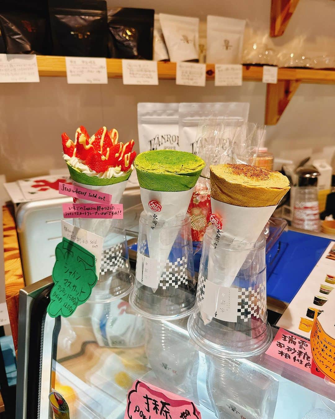 Karinさんのインスタグラム写真 - (KarinInstagram)「日本茶カスタムティーのお店'水滴々'🍵  @mizu_tekiteki   水滴々とは... 日本で2人だけの女性日本茶鑑定士がプロデュース。 日本茶のカスタムティーをお楽しみいただけます。 大阪アメ村からお茶の文化を発信してまいります。  こちらのお店のイメージガールとして2023年10月下旬～2024年1月下旬の間、店頭のぼりとポスターが掲示されることになりました✨  イメージガールの期間前にひと足早く来店させていただき、カスタムティーやクレープなどいただきました❤️  写真は知覧茶にローズマリーとレモンを加えたカスタムティー。ハーブとレモンの香りが心地良く新感覚の味です🌿🍋  店内には茶室があります✨茶室体験も出来ます✨ イメージガール期間の12/16(土)にこちらのお店でオフ会もやらせていただきます。引き続きよろしくお願いします🙇‍♀️  #水滴々 #大阪 #アメ村 #アメ村グルメ」10月2日 12時14分 - karins_flavor