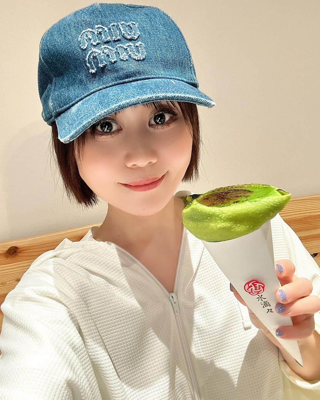 Karinのインスタグラム：「日本茶カスタムティーのお店'水滴々'🍵  @mizu_tekiteki   水滴々とは... 日本で2人だけの女性日本茶鑑定士がプロデュース。 日本茶のカスタムティーをお楽しみいただけます。 大阪アメ村からお茶の文化を発信してまいります。  こちらのお店のイメージガールとして2023年10月下旬～2024年1月下旬の間、店頭のぼりとポスターが掲示されることになりました✨  イメージガールの期間前にひと足早く来店させていただき、カスタムティーやクレープなどいただきました❤️  写真は知覧茶にローズマリーとレモンを加えたカスタムティー。ハーブとレモンの香りが心地良く新感覚の味です🌿🍋  店内には茶室があります✨茶室体験も出来ます✨ イメージガール期間の12/16(土)にこちらのお店でオフ会もやらせていただきます。引き続きよろしくお願いします🙇‍♀️  #水滴々 #大阪 #アメ村 #アメ村グルメ」