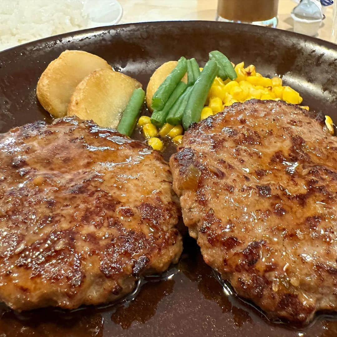 まえちゃんねるのインスタグラム：「今日のランチは、ランチセットのハンバーグてりやきソース。遂に秋キター😆ってな気温！涼しい✨  #ランチ #今日のランチ #ハンバーグ」