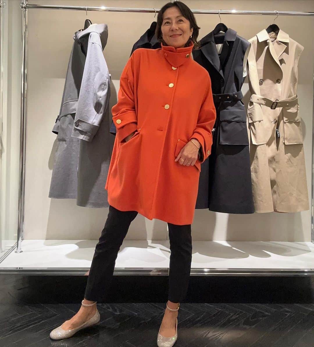 のインスタグラム：「🍂 秋になるね〜今年のコートもまずは @mackintoshofficial マッキントッシュ😌 20代からの憧れブランド❣️ゴムビキのトレンチは定番だけど今年はECOファーの新しいコートもある😃 素敵なアイテムあって悩むなー😄着てるのはハンビーシリーズ！ドロップショルダーとＡラインか美しくて色が綺麗なオレンジ❣️気分上がる〜 さて！私は何をゲットしたでしょうか〜😆 次回のお楽しみだよ😃 #秋 #ootd  #コーデが広がる  #コートコーデ  #❤️」
