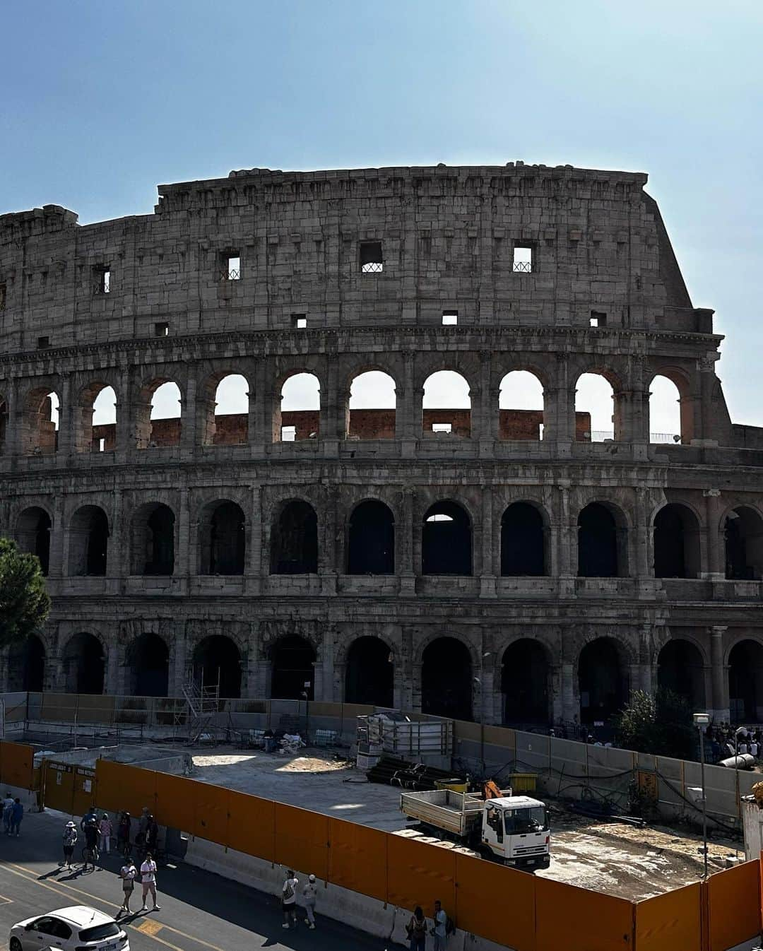 宮川大輔さんのインスタグラム写真 - (宮川大輔Instagram)「イタリア🇮🇹ローマから帰って参りました。 飛行機が少し遅い時間だったのでローマ弾丸ツアー。2時間でまわったわ。こんな事祭りのロケでは滅多にない。 いつも色んな国のローカルな場所。 今回のお祭りもくたびれました。 けど面白いと思う‼️ また観てくださいませ！ #世界の果てまでイッテQ #お祭り男」10月2日 12時20分 - miyagawadai