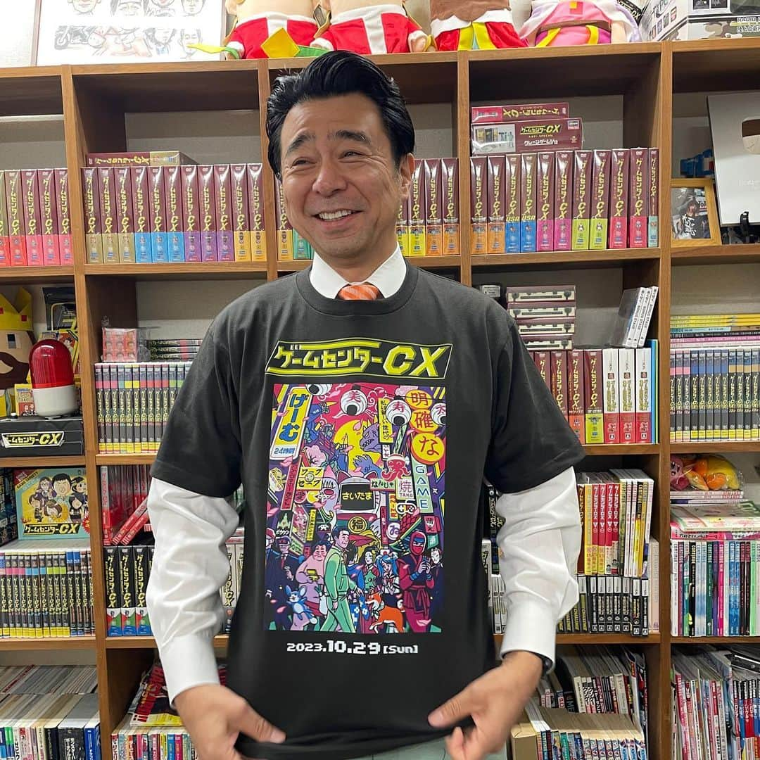 CSフジテレビONE「ゲームセンターCX」さんのインスタグラム写真 - (CSフジテレビONE「ゲームセンターCX」Instagram)「. ★10/29 さいたまスーパーアリーナグッズ★ 『ニーナマツモト 有野課長 in JAPAN T シャツ』 ¥3,800(税込) #TGS2023 限定販売の「じゃぱんげぇむ T シャツ」と細部が異なる描きおろしイラスト使 用。 サイズは M、L、XL の 3 種。(画像の課長は L 着用)  ※事前通販受注期間:10 月 1 日(日)0:00~10 月 15 日(日)23:59  ※事前通販で購入されたグッズは 10 月 22 日(日)迄にお届けいたします。  ※期間内でも規定数に達した場合は受付終了の場合もあります。  ※当日のさいたまスーパーアリーナ会場でも全てのアイテムを販売します。  https://gccx20th.jp  #ゲームセンターCX  #GCCX #有野課長  #GCCX20th  #SSAグッズ  #ニーナマツモト  #Tシャツ  #推し活グッズ」10月2日 12時22分 - gccx_official