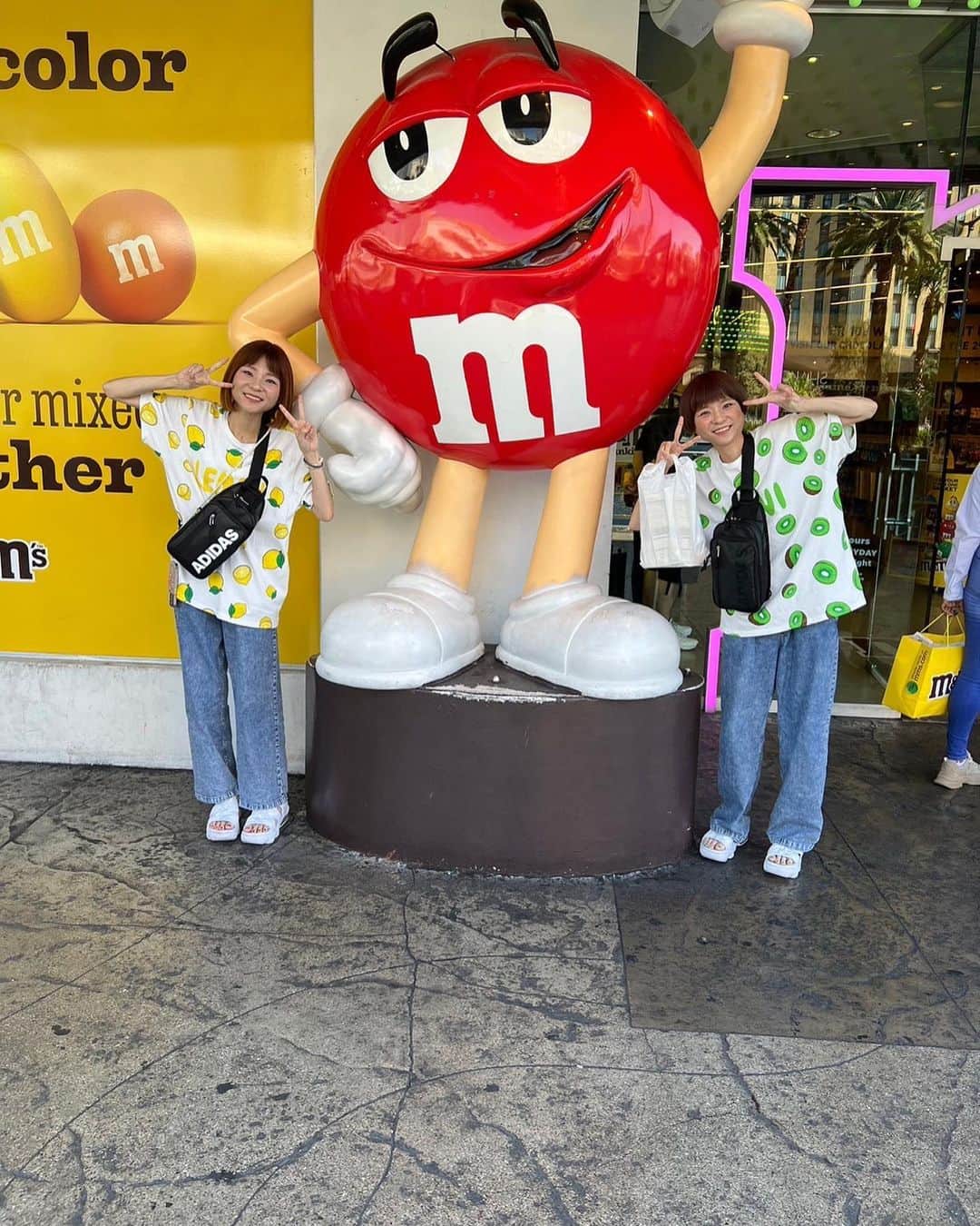 あこのインスタグラム：「m&m's❤️💛🧡💙💚🤎 ロケの合間に少しだけ時間が空いてコーディネーターさんが連れて行ってくださりました😭✨ お店の中に入った瞬間チョコレートの甘い香り😍m&m'sのカラフルなグッズがたくさん！どれも欲しい！ってなって優柔不断な私には時間が短すぎた🥲でもm&m'sのお店来れると思ってなかったからコーディネーターさんに感謝しかない🥲✨道中でもここはこれであそこはああなんだよ！ってたくさんラスベガスやその土地のことや建物について教えてくださってすごい楽しかった☺️短い時間でもすごく思い出に残る旅になった！！ 少しだけグッズも買えた☺️💕 最後の動画はチョコレートの色の種類がめちゃくちゃ多くて量り売りで売られとってすごかった😳✨ #lasvegas #ラスベガス #mandms #チョコレート」