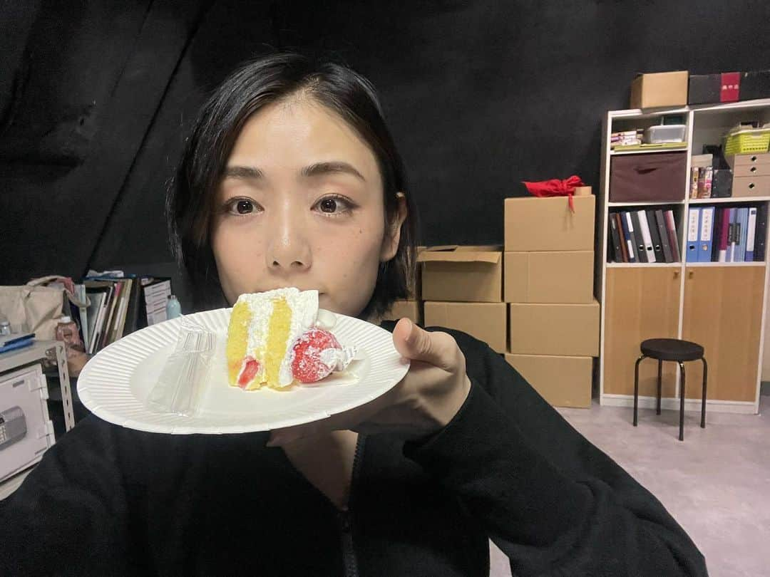 片山萌美さんのインスタグラム写真 - (片山萌美Instagram)「🪼🎂  舞台 #漂う傍観者ども　  マチソワ間に みなさんが お誕生日を お祝いしてくださいました  お誕生日が 舞台の大千穐楽という 奇跡みたいなタイミングで。 しかも大好きなみなさんに お祝いしてもらえて 幸せすぎた...!!  せっかくなので 写真色々も。 フィギュアスケートの 高橋大輔さんが 観劇andアタートークゲストで 出演してくださったり たくさんの応援熨斗が届いたり 榎木孝明さんが 観劇に来てくださり たい焼きを差し入れてくださったり 他にも色々 たくさんたくさん 本当に 幸せだなぁって感じてます🪼  ありがとうございます！  （まだまだ「漂う、傍観者ども」の投稿は続く。）  #下北沢offoffシアター  #舞台　 #moemikatayama #birthday  #10月1日 #2023」10月2日 12時23分 - moet_mi