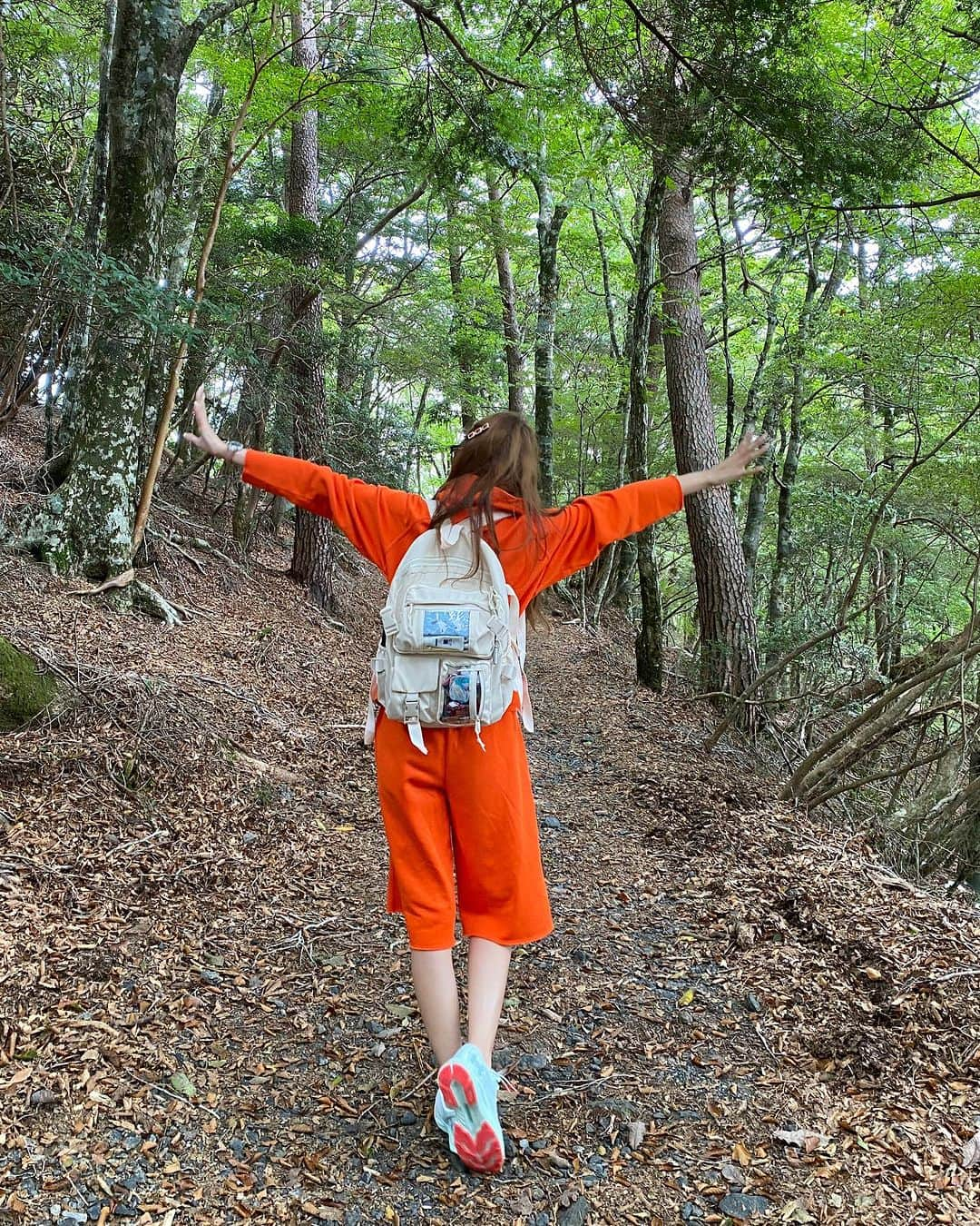 桜ゆみさんのインスタグラム写真 - (桜ゆみInstagram)「呼ばれないと辿り着けない神社。 そんなふうに呼ばれている玉置神社大好きマン🫣💕  東京から日帰り弾丸フライト✈️ &往復5時間以上の運転…の過酷すぎる参拝🫨  身体のことを考慮してこんなラフな格好だけど、 気持ちはちゃんと玉置山に向いてるよ🫶 なんなら都内にいてもいつも玉置のこと考えてる。笑  同じ神社に2回3回と通いたいんだけど、 なかなかピンとくるところに巡り会えずにいた私がやっと出会えた🥺✨  みんな駐車場から、 本殿→玉石社にいくけど、 わたしはこの1枚目の登山口から山頂へ🏔️ 山頂から過酷な山道を下って本命玉石社にお参りして、 本殿にまた下って社務所に寄って帰る🐰 最強パワールート🔥  何をお願いするわけでもないけど、 前回はご挨拶のみ。 今回はお礼とご挨拶、ねこたちの健康をお願い🐈  冬はいけないからまた次の春かな。 玉置神社、本当に大好き💕  . #玉置神社 #玉石社」10月2日 12時25分 - yumi.sakura1111