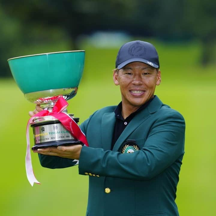 Footjoy Japanのインスタグラム：「国内男子ツアー「バンテリン東海クラシック」でFootJoy契約の木下裕太プロが優勝🏆 1位Tで迎えた最終日に67をマークし、2018年以来の通算2勝目を挙げました。👏   ＜着用シューズ＞ Tour X   木下プロは着用するシューズについて、「シューズは踏ん張りやすさを重視していて、今履いているシューズは軽くて疲労軽減できるところが気に入っている。」と話しています。   ▼シューズ・グローブ使用率 Shoe 54％(2位12%) Glove 31％(2位25%) *Darrell Survey 社調べ   #FootJoy #1ShoeInGolf #1GloveInGolf #YutaKinoshita #バンテリン東海クラシック #フットジョイ #木下裕太」