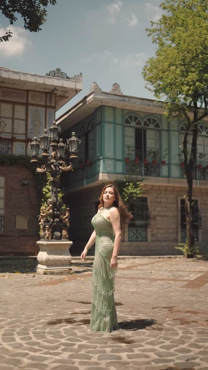 のインスタグラム：「Becoming my own dream girl 💫🌙  Location : @lascasasqc  Styled by @pattyyap Gown by @maktumang Hair by @hairbymarkibarrola  Makeup by @dinolazaro  Clutch by @blingandcoph Shoes by @jeffersonsi_designs  Jewelry from @maniladiamondstudio Video by @sjcea  Nails by @extraordinail  Skin by @belobeauty Smile by @ilovemydentistph Haircolor by @aztaurbansalon #ABSCBNBall2023 #ForeverGrateful」