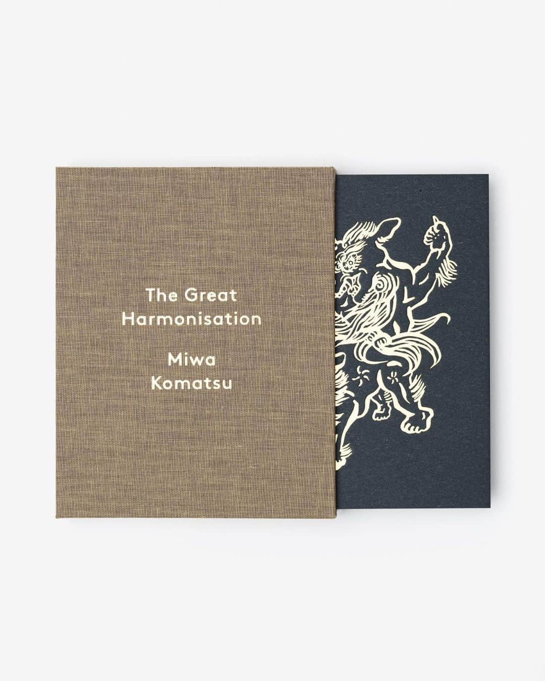 小松美羽さんのインスタグラム写真 - (小松美羽Instagram)「The Great Harmonisation by Miwa Komatsu offers a snapshot of an evolving philosophy.  Its title suggests an alternative to The Great Acceleration which defines our collective present, encompassing the cosmic aspirations Miwa holds for her life and for her art.  “In a deep and calm state of mind The vast universe that spreads above us And the many universes that lie within all living things Have no limits.”  Translated from Japanese to English, bound between hardback covers and housed in a fabric-covered slip case, Miwa’s poem takes the form of a 16-page concertina printed on both sides and illustrated throughout.  Books will be included alongside an edition of 50 prints, launching October 16, and are also available to buy on their own.  Link in bio.  小松美羽のアーティストブック『The Great Harmonisation』（大調和）は、小松の詩を通じて、彼女の制作活動の根源にある、進化し続ける哲学・理念を垣間見ることができるような作品となっています。  本作品は、10月16日に発売される50部限定の版画と一緒に同梱販売予定。更に同日より、本単体でも購入できます。 詳細はプロフィールのリンクから。  #miwakomatsu #thegreatharmonisation」10月2日 17時59分 - miwakomatsu_official