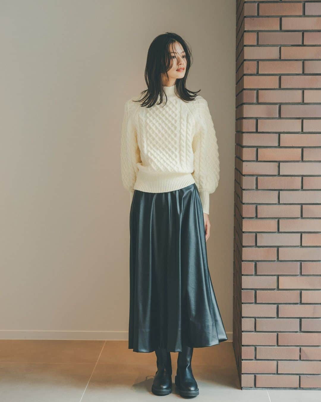 NATURAL BEAUTY BASICのインスタグラム：「松木育未さん着用の 秋の新作webカタログ第1弾が大好評公開中♡  ■バルキーアランニット ¥7,920 tax in size:FR color:オフ/パウダーピンク/レッド #0173270008  ■フェイクレザーフレアスカート ¥10,450 tax in size:S/M color:クロ/オフ #0173220010  ------------  Trend Tips -2023Autumn-  表面感のあるジャガードスカートに トラッドなアランニット、 大人フェミニンなミニ丈のニットワンピースetc.  今季トレンドをふんだんに盛り込んだ新作をデリバリー。 コーデの鮮度を高めてくれる キャッチーなアイテムで秋本番に備えて。  #松木育未 さん #新作アイテム #ニット #ざっくりニット #レザースカート #フレアスカート #秋コーデ #お出かけコーデ #オフィスコーデ #オフィスカジュアル #通勤コーデ #大人可愛い #カラーコーデ  #着回しコーデ #きれいめカジュアル  #ベーシックコーデ #ベーシック #ナチュラルコーデ #トレンドスタイル #シンプルコーデ #ナチュラルビューティーベーシック #naturalbeautybasic」