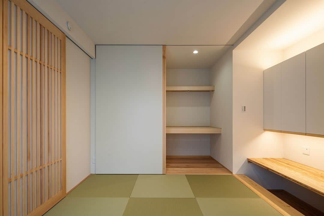 明友建設株式会社のインスタグラム：「本日は和室のご紹介です🍵  机の位置はご自身の身長に合わせてつくることができます👀  収納も便利な位置にありますね  【資料請求・お問い合わせ方法】 ①公式HPお問い合わせフォーム プロフィールURLにございます弊社HPリンクよりお問い合わせいただけます。 ②お電話 0120-593-678 受付時間：10:00~17:00(水曜・祝日を除く)  【毎日投稿】 他の投稿はこちら！➢➢➢@meiyu_kensetsu  #明友建設 #注文住宅 #工務店 #高性能住宅 #高断熱 #高気密 #自然素材 #無垢 #造作家具 #大泉学園 #練馬区 #デザイン住宅 #デザイン注文住宅 #新築一戸建て #一戸建て #建築 #建築デザイン #建築学生 #建築好きな人と繋がりたい #インテリア #インテリア好きな人と繋がりたい #造作家具  #インテリア家具 #マイホーム計画 #マイホーム計画中の人と繋がりたい #家づくり」