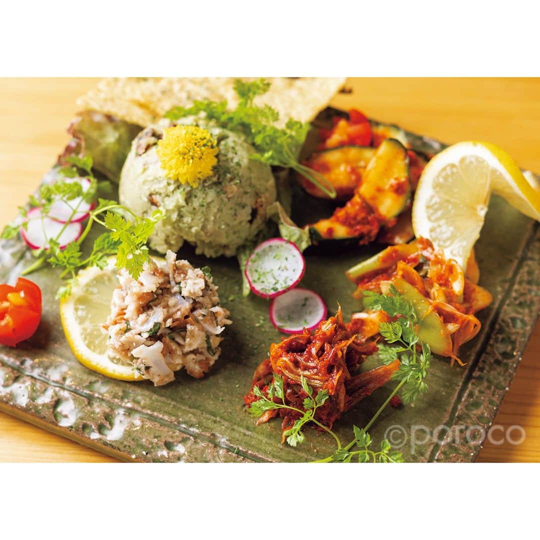 poroco（ポロコ）さんのインスタグラム写真 - (poroco（ポロコ）Instagram)「￨ 2023.7.7オープン✨￨ サボテン . 贅沢素材で作るお好み焼きと 個性派もんじゃにお酒が進む . お好み焼きと創作もんじゃを楽しめる一軒。 お好み焼きは空気を含ませた厚みのある生地が特徴で、キャベツのシャキシャキ感を残しつつ、ふわふわ食感に焼き上げている。 . 生地や具材を引き立てる自家製ソースも美味しさの決め手に。ネギや牡蠣尽くしの一品や、チーズたっぷりの個性的なもんじゃもオススメ。 . ①北見の新鮮な海鮮を贅沢に使ったお好み焼き「オホーツク海鮮ミックス」1,890円。白ワイン蒸しにしたカキやホタテなどをトッピング。 . ②樽生で飲める「ソラチエース」660円、果汁がたっぷり入った「サボテン自家製キンミヤレモンチェッロ」580円。 . ③人気の一品料理「サボテンのポテサラ」「ヤゲン軟骨の梅水晶」「自家製キムチ盛り」各550円を盛り合わせたひと皿。 . ④カウンタ―の壁には店名とロゴのネオンサインが。ほかに、暖簾で仕切られた鉄板付きのテーブル席もあり。 . お好み焼きはキャベツたっぷりなので、重たくないのがうれしいです。個性的なもんじゃも美味しかったのでぜひ！（編集SS) . 詳細はporoco WEBサイトに掲載❗️ --------------------------------------- すすきの鉄板居酒屋　お好み焼きと創作もんじゃ サボテン 📍札幌市中央区南5条西2丁目1-5 中銀ソシアルビル2F 🕒17：00～翌4：00　LOフ翌3：00・ド翌3：30 休：不定 席：30席（喫煙） 🅿︎ なし @okonomiyaki.saboten --------------------------------------- photo by Asako Yoshikawa（ @cocoonphotographs ） #サボテン #すすきの鉄板居酒屋お好み焼きと創作もんじゃサボテン #お好み焼き #創作もんじゃ  #okonomiyaki #sapporo #すすきの #中央区 #札幌新店情報 #newopen #LOVE札幌中央区 #札幌グルメ #poroco #札幌食べ歩き #札幌飲み #札幌おでかけ」10月2日 18時00分 - poroco_magazine