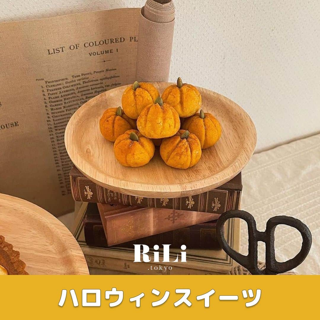 RiLiのインスタグラム：「おうちハロウィンにおすすめ👻💕 みんなでつくりたい❣【ハロウィンスイーツ】🎃🧁  みんな今年のハロウィンは何する予定？👀ˊˎ˗ どこかに行ってハロウィンを楽しむのも良いけど おうちハロウィンもおすすめ😳💕  みんなでかわいい【ハロウィンスイーツ】を つくると楽しそう🕯✨ カボチャや目玉のモチーフがキュート💗💗  是非つくってみてね👩‍🍳💭  R i L i 編 集 部 🫧 Editor-chief @aosimmdr Editor @micomy_02 Writer @mi_saki_04   🤍🤍🤍  Special thanks💐 Photo by⁣ p.1 @nicori_0226  p.2 @kogumaitan  p.3 @__0714wd  p.4 @kogumaitan  p.5 @____y___u_  p.6 @nicori_0226  p.7 @__yama46  p.8 @ryo_ka1184   RiLiで紹介してもらいたい子は #rili_tokyo を付けてね❕  ⁣  #ハロウィン #ハロウィンパーティー #ハロウィンコーデ #ハロウィンコスプレ #ハロウィンコス #ハロウィンフォト #ハロウィンスイーツ #ハロウィン仮装 #ハロウィンメイク #おうちカフェ #お家カフェ #手作りお菓子 #お菓子作り #ホームパーティー #カボチャタルト #かぼちゃクッキー #カップケーキ #カボチャスイーツ #かぼちゃタルト #カボチャクッキー #かぼちゃスイーツ」