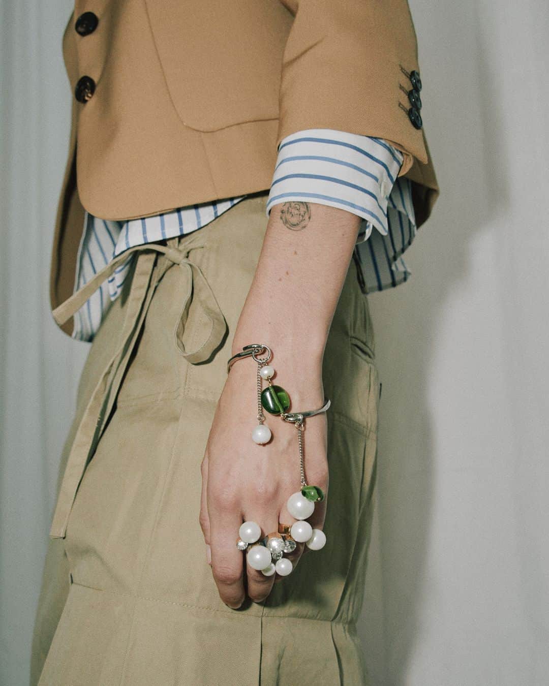 のインスタグラム：「WOMEN SPRING SUMMER 2024  Unfamiliar familiar.  Pearls rendered in surprising ways.   See more of the collection on driesvannoten.com  #DriesVanNoten #DVNSS24 #PFW」