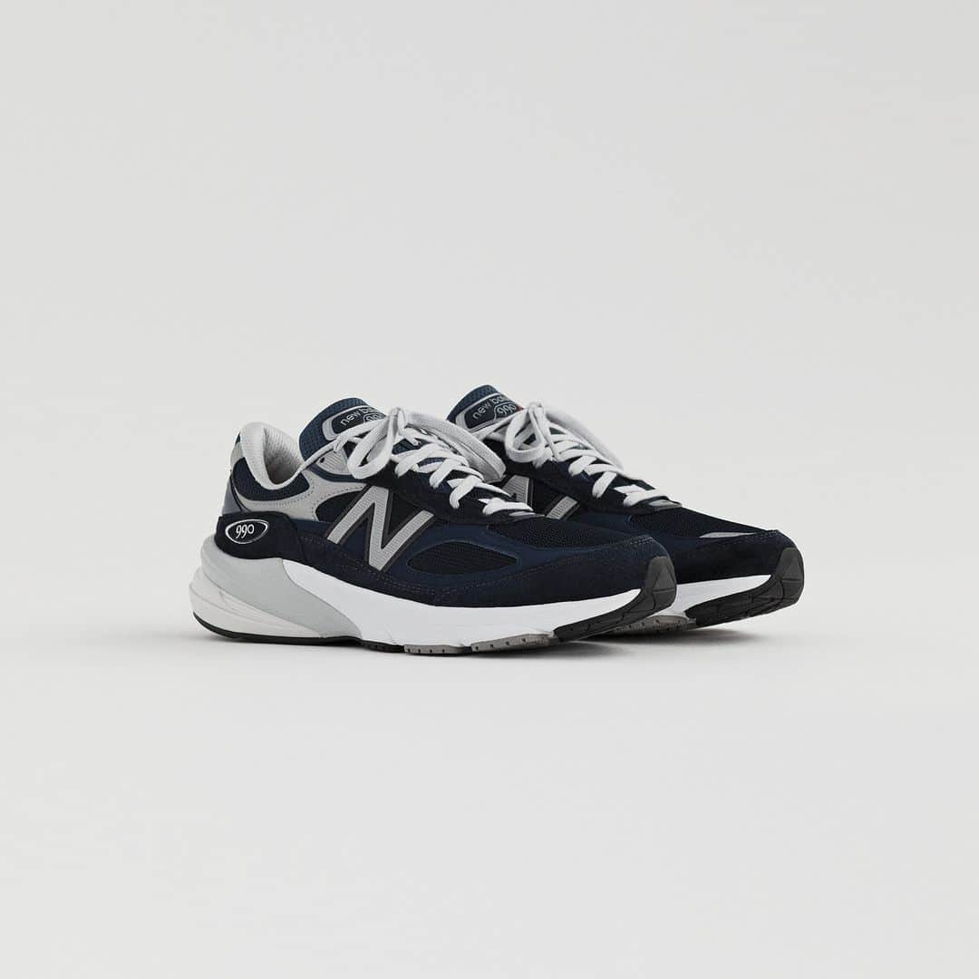 のインスタグラム：「・ ＜10/6　Release＞   NEW BALANCE M990NV6 NAVY(NV6) ￥36,300  1982年に誕生し、40周年を記念して2022年にローンチを遂げた「Made in U.S.A. 990 v6」から歴史を彷彿とさせるネービーが新色として登場。オーバーレイ下に配置されたNロゴ、クッション性と反発性に優れるFuelCellと踵部には安定性をサポートするENCAP構造と取り入れるなど最先端技術を搭載。「990 v6」ブランディングロゴをはじめ細部のディテールワークが光る1足。  *店舗によって取り扱いサイズが異なる場合が御座います。  販売店舗 ABC-MART GRAND STAGE ONLINE STORE ABC-MART GRAND STAGE 仙台店 ABC-MART GRAND STAGE GINZA ABC-MART GRAND STAGE 渋谷店 ABC-MART GRAND STAGE HARAJUKU ABC-MART GRAND STAGE 名古屋栄店 ABC-MART GRAND STAGE 大阪店 ABC-MART GRAND STAGE 梅田店 ABC-MART GRAND STAGE 西宮ガーデンズ店 ABC-MART GRAND STAGE 福岡西通り店 ABC-MART 新宿本店  #abcmart #abcマート #abcgs #nb #newbalance #ニューバランス #M990NV6 #990V6 #newbalance_lifestyle」