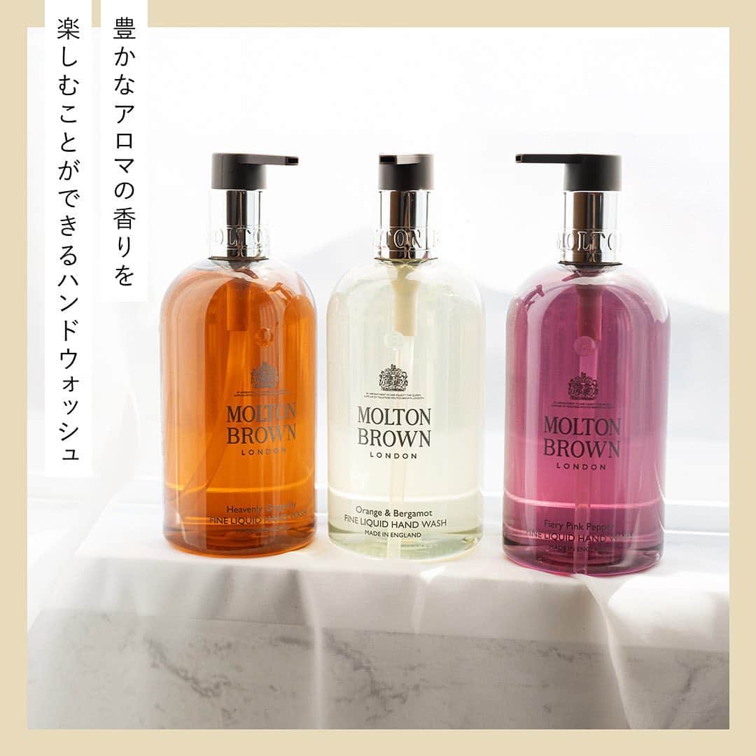 cosme_beauty_ssさんのインスタグラム写真 - (cosme_beauty_ssInstagram)「Friday Feel 【久しぶりにゆっくり会うあの人に、プチギフトをいかが？】  年末ドタバタしてしまう前に、ゆっくり会いたい人に会っておこう！そんな予定が増えてきましたね。再会の嬉しさや感謝の気持ちを込めて、プチギフトを選んでみませんか？  2枚目：豊かなアロマの香りを楽しむことができるハンドウォッシュ。 ＜モルトンブラウン＞ 左から／ ジンジャーリリー ハンドウォッシュ 300ml オレンジ&ベルガモット ハンドウォッシュ 300ml ピンクペッパー ハンドウォッシュ 300ml 各3,520円(税込)  お取り扱い店舗 西武：池袋本店 そごう：横浜店 ※ボトルのデザインは変更になる場合がございます。  3枚目：2色のパウダーを合わせることで、洗うたび、化粧のりのよい滑らかな肌印象に。 ＜KANEBO＞ カネボウ クラリファイング パウダー ウォッシュ 0.4g×32個 3,300円(税込)  お取り扱い店舗 西武：池袋本店、福井店、秋田店 そごう：横浜店、千葉店、広島店、大宮店 e.デパート  4枚目：しっとり滑らかな指先に導く2層タイプのネイルケアオイル。 ＜ジルスチュアート＞ アロマティックフラワー ネイルオイル 8ml 左から／01、02 各2,200円(税込)  お取り扱い店舗 西武：池袋本店、渋谷店 そごう：横浜店、千葉店 e.デパート  ▶くわしくはプロフィールリンクから→@seibu_sogo_biryuhyakkaweb ▶西武・そごうのショッピングサイト「e.デパート」なら、お近くのセブン-イレブンで送料無料で受け取れます！ぜひご利用ください  #美流百華WEB #seibu #sogo #seibusogo #西武 #そごう #西武そごう  #デパコス #FridayFeel #MoltonBrown #モルトンブラウン #KANEBO #カネボウ #JillStuart #ジルスチュアート #贈り物 #プチギフト #プレゼント」10月6日 10時00分 - seibu_sogo_biryuhyakkaweb