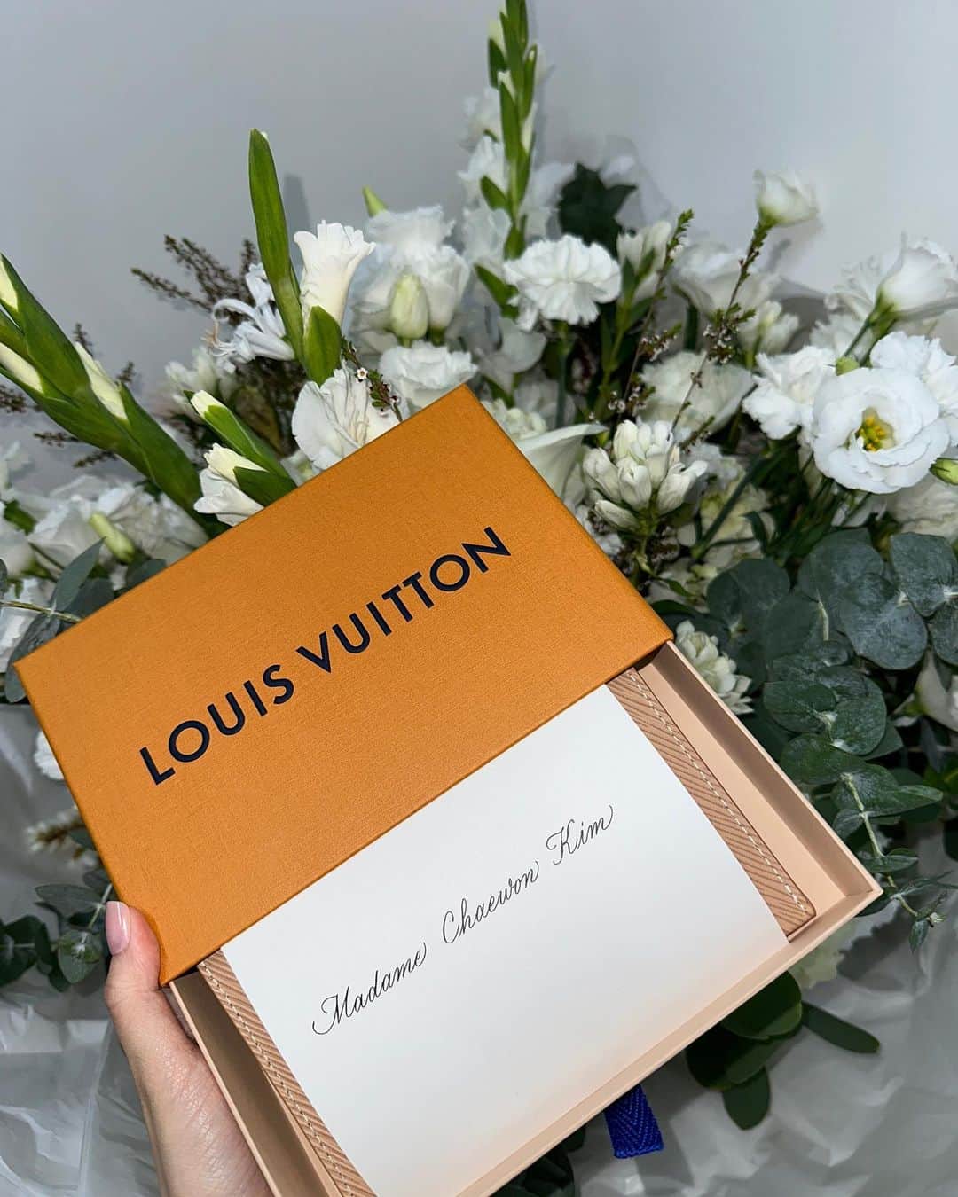 キム・チェウォンのインスタグラム：「LV 9:30pm  see you soon🖤  @louisvuitton @nicolasghesquiere #광고 #LVSS24 #LouisVuitton」