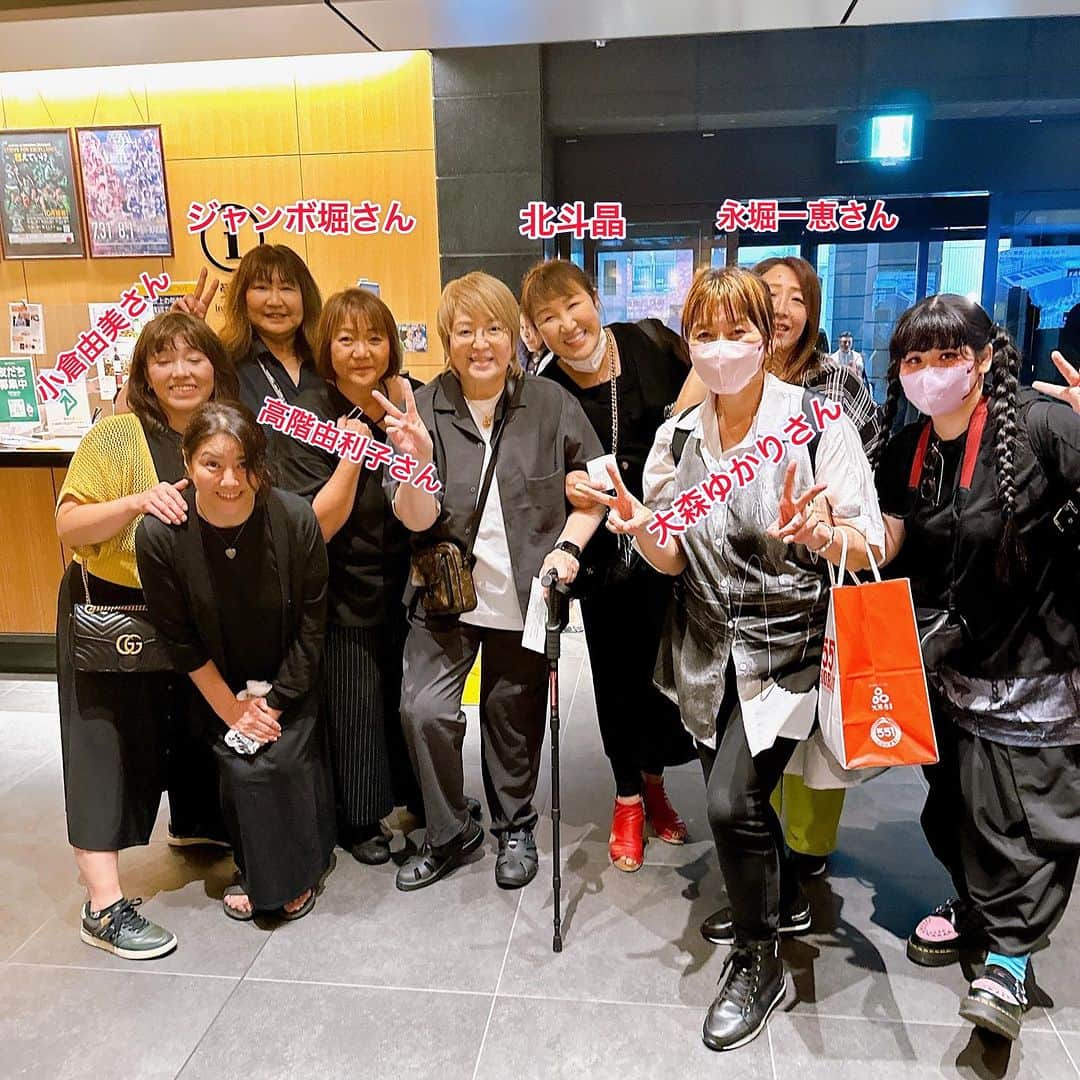 堀田祐美子のインスタグラム：「クラッシュ・ギャルズ40thアニバーサリーイベント　  CRUSH GALS 40th Anniversary   スペシャルライブ ーTHE TOP－  会場の入口に入ったら先輩方に会いました。  @yumiko_hotta  @t_hearts2020  #堀田祐美子 #yumikohotta  #prowrestling  #プロレス #womansprowrestling  #女子プロレス  #hearts82 #thearts  #クラッシュギャルズ #長与千種 #ライオネス飛鳥 #crushgals40thanniversaryスペシャルライブthetop」
