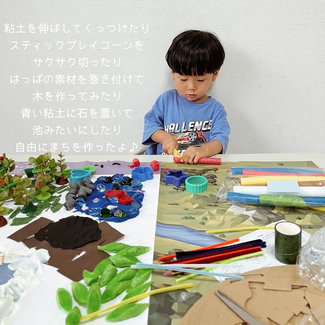 ayacasuさんのインスタグラム写真 - (ayacasuInstagram)「* * \ うちの子専用 / パーソナライズ 幼児教育キット👦🏻 ˊ˗ @crown_box__  * LINEで簡単&無料で診断ができるよ .ᐟ.ᐟ はい・いいえで答えるのってなかなか難しいけど 4パターンで答えれるのはありがたかったな😌 * 診断結果は"冒険心のある考古学者タイプ" ・自然など身の回りのことに強い興味を持つ ・エネルギーを発散させてダイナ のミックに活動 ・新しいことも抵抗なく果敢に挑戦 ・刺激に敏感で興奮しやすい傾向 ・投げる、潰すなどの激しい遊び方をする ・遊びのルールを細かく指定 ↑書かれてた内容こんだけも当たって そんな息子には "きょうりゅうのまちをつくろう" のキットが届いたよ✨ 作り方を参考に思うがままに もくもくと作ってました👦🏻 ˊ˗ 本当にいろんな素材がたくさんあって 何から作ろっか〜と大人もワクワクしながら 一緒に楽しめました👩🏻♡ * 火山🌋の噴火はリアルで めちゃくちゃ喜んでた☺️ 気に入りすぎて何度も何度も 蹴り返し噴火させられたよ笑 * きょうりゅうのごはんどれ〜？と聞くと 指に巻き付けて作ったモールのクルクルを 魚に見立てて釣りをしだしたよ🎣 釣った魚はきょうりゅう達の エサになってました🦕🦖♡ 自由にいろんな遊び方が出来るから頭も使うし 楽しいから時間が足りなくて笑 何度かに分けて遊んだよ☺️✌️ * ただ楽しいじゃなくて 自分で考えて知恵もつけながら 遊べるから子供も親も嬉しい💡 * * 【クーポンコード】ayk81 こちらのクーポンで購入時に¥1,000オフになります💡 よかったら使ってね𓂃 𓈒𓏸 * * #crownbox #クラウンボックス #pr #知育玩具 #知育玩具おすすめ  #パーソナライズ #知育教育  #2歳男の子 #2歳11ヶ月  #工作 #おうちあそび #おうち時間  #おうちじかん #手作りおもちゃ  #知育おもちゃ #子供のいる暮らし」10月2日 17時53分 - ayk0723
