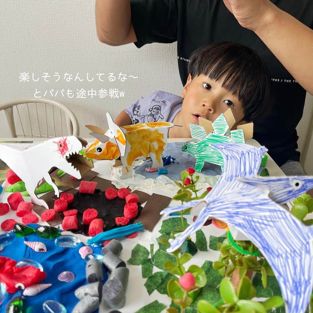 ayacasuさんのインスタグラム写真 - (ayacasuInstagram)「* * \ うちの子専用 / パーソナライズ 幼児教育キット👦🏻 ˊ˗ @crown_box__  * LINEで簡単&無料で診断ができるよ .ᐟ.ᐟ はい・いいえで答えるのってなかなか難しいけど 4パターンで答えれるのはありがたかったな😌 * 診断結果は"冒険心のある考古学者タイプ" ・自然など身の回りのことに強い興味を持つ ・エネルギーを発散させてダイナ のミックに活動 ・新しいことも抵抗なく果敢に挑戦 ・刺激に敏感で興奮しやすい傾向 ・投げる、潰すなどの激しい遊び方をする ・遊びのルールを細かく指定 ↑書かれてた内容こんだけも当たって そんな息子には "きょうりゅうのまちをつくろう" のキットが届いたよ✨ 作り方を参考に思うがままに もくもくと作ってました👦🏻 ˊ˗ 本当にいろんな素材がたくさんあって 何から作ろっか〜と大人もワクワクしながら 一緒に楽しめました👩🏻♡ * 火山🌋の噴火はリアルで めちゃくちゃ喜んでた☺️ 気に入りすぎて何度も何度も 蹴り返し噴火させられたよ笑 * きょうりゅうのごはんどれ〜？と聞くと 指に巻き付けて作ったモールのクルクルを 魚に見立てて釣りをしだしたよ🎣 釣った魚はきょうりゅう達の エサになってました🦕🦖♡ 自由にいろんな遊び方が出来るから頭も使うし 楽しいから時間が足りなくて笑 何度かに分けて遊んだよ☺️✌️ * ただ楽しいじゃなくて 自分で考えて知恵もつけながら 遊べるから子供も親も嬉しい💡 * * 【クーポンコード】ayk81 こちらのクーポンで購入時に¥1,000オフになります💡 よかったら使ってね𓂃 𓈒𓏸 * * #crownbox #クラウンボックス #pr #知育玩具 #知育玩具おすすめ  #パーソナライズ #知育教育  #2歳男の子 #2歳11ヶ月  #工作 #おうちあそび #おうち時間  #おうちじかん #手作りおもちゃ  #知育おもちゃ #子供のいる暮らし」10月2日 17時53分 - ayk0723