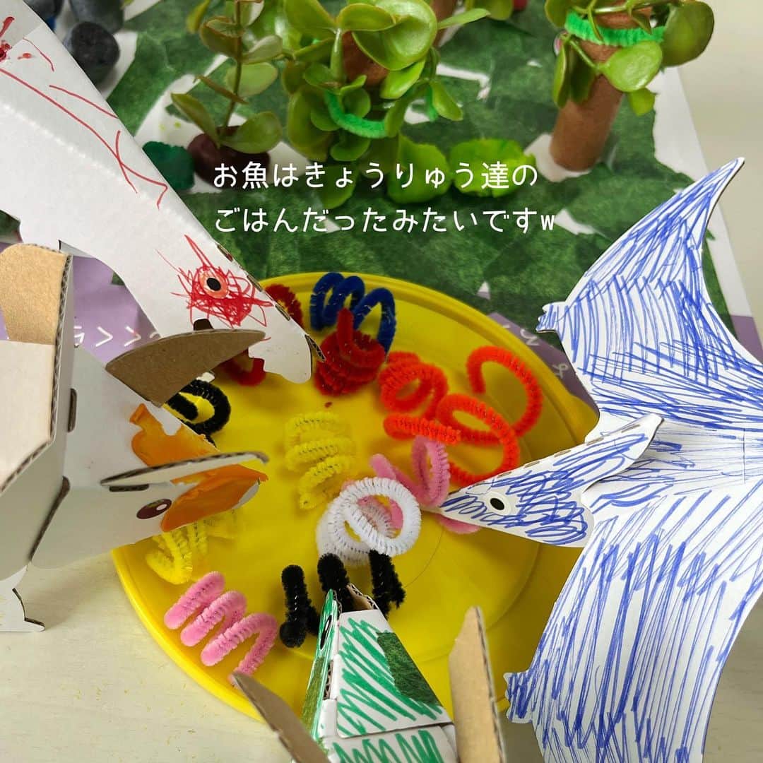 ayacasuさんのインスタグラム写真 - (ayacasuInstagram)「* * \ うちの子専用 / パーソナライズ 幼児教育キット👦🏻 ˊ˗ @crown_box__  * LINEで簡単&無料で診断ができるよ .ᐟ.ᐟ はい・いいえで答えるのってなかなか難しいけど 4パターンで答えれるのはありがたかったな😌 * 診断結果は"冒険心のある考古学者タイプ" ・自然など身の回りのことに強い興味を持つ ・エネルギーを発散させてダイナ のミックに活動 ・新しいことも抵抗なく果敢に挑戦 ・刺激に敏感で興奮しやすい傾向 ・投げる、潰すなどの激しい遊び方をする ・遊びのルールを細かく指定 ↑書かれてた内容こんだけも当たって そんな息子には "きょうりゅうのまちをつくろう" のキットが届いたよ✨ 作り方を参考に思うがままに もくもくと作ってました👦🏻 ˊ˗ 本当にいろんな素材がたくさんあって 何から作ろっか〜と大人もワクワクしながら 一緒に楽しめました👩🏻♡ * 火山🌋の噴火はリアルで めちゃくちゃ喜んでた☺️ 気に入りすぎて何度も何度も 蹴り返し噴火させられたよ笑 * きょうりゅうのごはんどれ〜？と聞くと 指に巻き付けて作ったモールのクルクルを 魚に見立てて釣りをしだしたよ🎣 釣った魚はきょうりゅう達の エサになってました🦕🦖♡ 自由にいろんな遊び方が出来るから頭も使うし 楽しいから時間が足りなくて笑 何度かに分けて遊んだよ☺️✌️ * ただ楽しいじゃなくて 自分で考えて知恵もつけながら 遊べるから子供も親も嬉しい💡 * * 【クーポンコード】ayk81 こちらのクーポンで購入時に¥1,000オフになります💡 よかったら使ってね𓂃 𓈒𓏸 * * #crownbox #クラウンボックス #pr #知育玩具 #知育玩具おすすめ  #パーソナライズ #知育教育  #2歳男の子 #2歳11ヶ月  #工作 #おうちあそび #おうち時間  #おうちじかん #手作りおもちゃ  #知育おもちゃ #子供のいる暮らし」10月2日 17時53分 - ayk0723