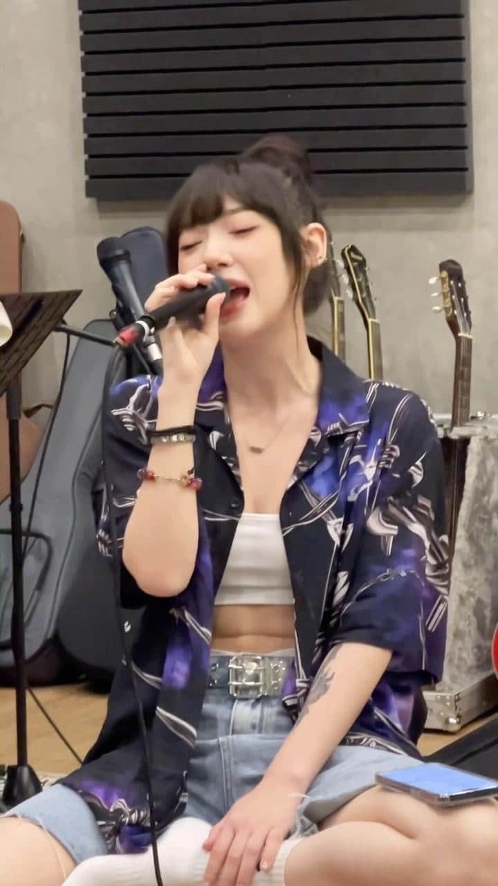 ヤンニーン・ワイゲルのインスタグラム：「เพลงปราบเซียน(ตัวเอง) เป็นเพลงตัวเองที่ร้องยากที่สุดละ ยากจนเลิกร้องมา 5-6 ปี555555 ใครอยากฟังแบบสดๆอีกครั้ง เจอกันวันที่ 4 นี้ ที่ @lidoconnect น้าา💖 🎫 ราคา 300 THB/DAY 👉 ซื้อบัตรที่ bit.ly/blhoct23 📍 LIDO CONNECT HALL 3  #BUDLIVEHOUSE  #BUDWEISERCLUB  #BYLIDO  #LIDOCONNECT」