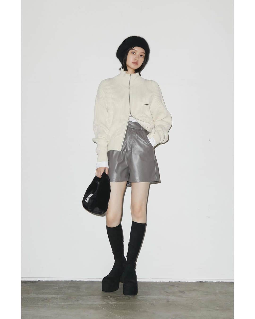 EMODAさんのインスタグラム写真 - (EMODAInstagram)「ㅤㅤㅤ '23 autumn&winter Pre order item ㅤㅤㅤ  ・LOOSE HIGH NECK RIB KNIT ￥ 7,590 tax'in(12月発売予定) ・FAKE LEATHER SHORT PANTS ￥ 7,590 tax'in(12月発売予定) ・FAKE FUR LOGO HAND BAG ￥ 7,590 tax'in(12月発売予定) ・SHAGGY BERET CAP ￥ 5,940 tax'in(12月発売予定) ・BULKY PLUMP FIT BOOTS ￥ 16,280 tax'in(発売中) ＿＿＿＿＿＿＿＿＿＿＿＿＿＿＿＿＿＿＿＿＿＿＿＿ ≪AUTUMN FAIR≫  ■PRE ORDER POINT×10&送料無料 >9/29(fri)12:00-10/3(tue)23:59 最新アイテムポイント10倍還元。次回も更にお得に!!  ■OUTER ALL10%OFF >9/29(fri)12:00-10/3(tue)23:59 秋の行楽シーズンに合わせて最新アウターをお得にGET!! ＿＿＿＿＿＿＿＿＿＿＿＿＿＿＿＿＿＿＿＿＿＿＿＿ 詳細は( @emoda_official )のTOPのURL,storiesチェック✔️ㅤㅤ ㅤㅤㅤ ㅤㅤㅤㅤㅤ ㅤㅤㅤㅤㅤ ㅤㅤㅤㅤ #EMODA #EMODA_SHOES #boots #knit #ロングブーツ #ハーフジップニット #オーバーサイズニット #ホワイトニット #フェイクレザーショートパンツ #ハイウエストショートパンツ #ベレー帽 #シャギーベレー #RUNWAYchannel #2023AW #winter @emoda_snap」10月2日 17時54分 - emoda_official