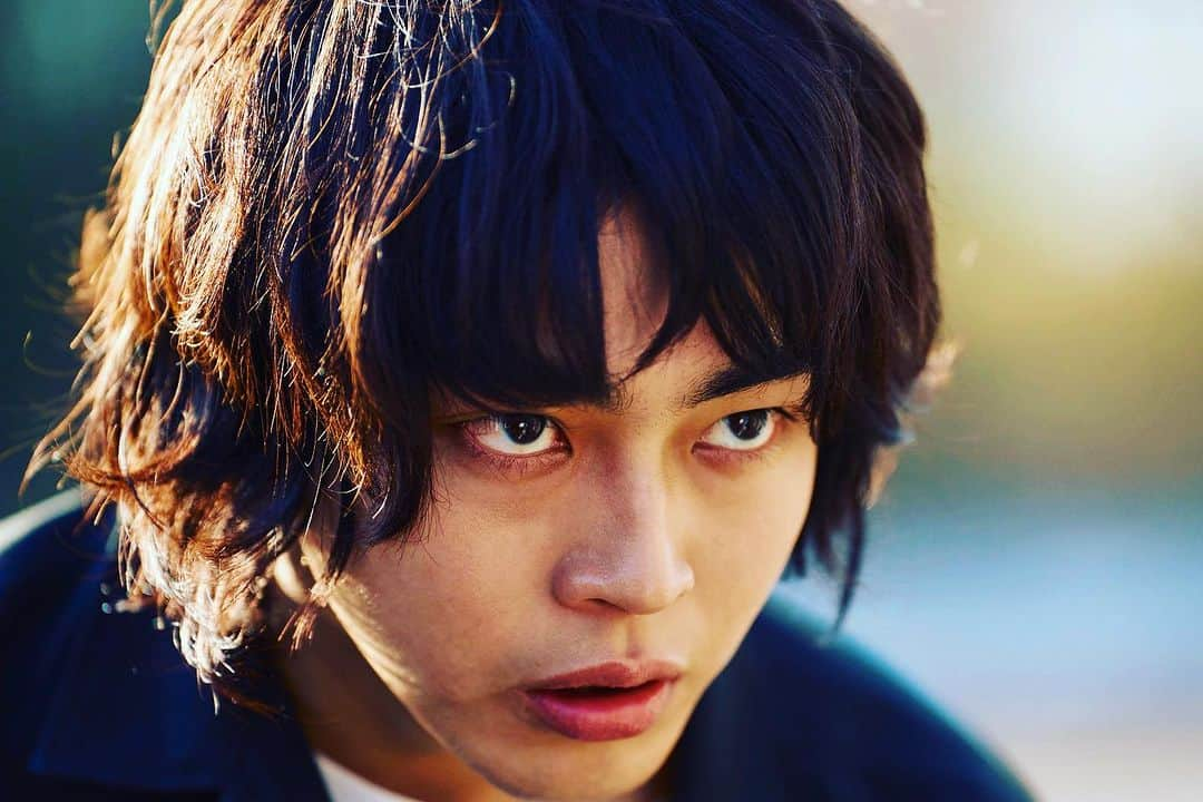 品川祐のインスタグラム：「公開までに1000枚手売する、と言ったら #井口達也　役の #倉悠貴  が 『僕もやりますよ』 と言ってくれた😭 #映画OUT 2人でムビチケ手売します ムビチケ1枚につき1枚サイン書きます。  1枚1500円 現金のみ対応 明日10月3日（火） 17:30～20:30 場所：撮影スタジオ - 393_NEIGHBOR千駄ヶ谷2nd  住所: 〒1510051 東京都 渋谷区 千駄ヶ谷 1-7-4」