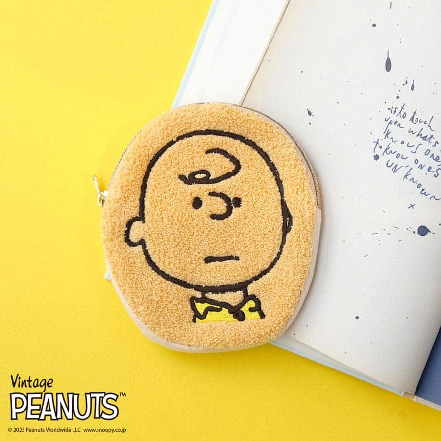 Accommodeさんのインスタグラム写真 - (AccommodeInstagram)「【PEANUTS】🤍   10/2 はコミック連載開始日 📚✨   1950年、チャールズ・モンロー・シュルツ作の漫画『ピーナッツ』の 掲載がアメリカの新聞7紙で開始された特別な日です 📰✨   アコモデのピーナッツアイテムは、大人の女性に向けた コーディネートに取り入れやすく、POPなカラーリングがワクワクするデザインです🤍    ✔︎ ピーナッツ/コミックチャーム 　¥2,530 -  ✔︎ ピーナッツ/フェイスサガラポーチ 　¥2,464 -  ✔︎ ピーナッツ/キャンバスミニショルダー 　¥4,004円 -   ✔︎ ピーナッツ/キャンバスパイピングトート 　¥4,543 -     ※期間限定でspecial priceで販売しております🛒✨     詳しくはプロフィールのリンクよりご確認ください。 @accommode ✔︎   #accommode #アコモデ #アコモデピーナッツ #アコモデスヌーピー #PEANUTS #SNOOPY #ピーナッツ #スヌーピー #スヌーピーグッズ #スヌーピーコーデ  #チャーリーブラウン #ウッドストック #フリーダ」10月2日 18時00分 - accommode