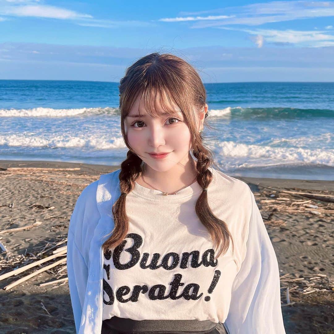 南まなのインスタグラム：「画質良すぎてめちゃくちゃAIぽくない？ 海綺麗だったなー😊」