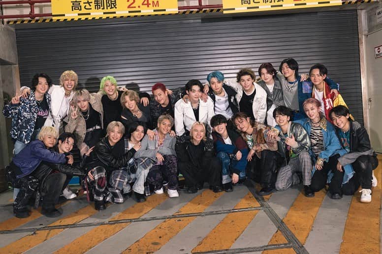 日高光啓のインスタグラム：「BMSG FES23 4公演が終了しました。  これぞ、というエンターテイメントを作れたと確信しています。  起業して三年、社員50名弱、所属アーティスト&トレイニーが23名！  "一丸" として上質なエンターテイメントに向けて邁進するこの環境、  宝だし財産だし、本当に得難い物だと思っている。  夢すぎる。  まだまだやるべき事がいっぱい、やりたい事がいっぱい、もう来年に向けて考える事は山ほどありますが、  しっっっかしステージ上のあの空気、あの所属アーティスト達の顔よ！！  絶対に皆で幸せを膨らまし続けるんだ！  クオリティファースト、クリエイティブファースト、アーティシズムファースト…  音楽ファーストの世界は、どこまでもハッピーに拡大してまたあなたの元にお届けします。  10/7の映画館での応援上映も絶対楽しいと思うし（ある意味ではここが本番とも言える）  配信も10/8から！まだまだ この世界をとことん鮮やか且つ刺激的に染め上げるぞ！！  いつも夢を見せてくれる所属アーティスト、 いつも助けてくれる社員やスタッフ、 いつも受け取ってくれるファンの皆様全てに、  愛と感謝とリスペクトを込めて。  #BMSG23」