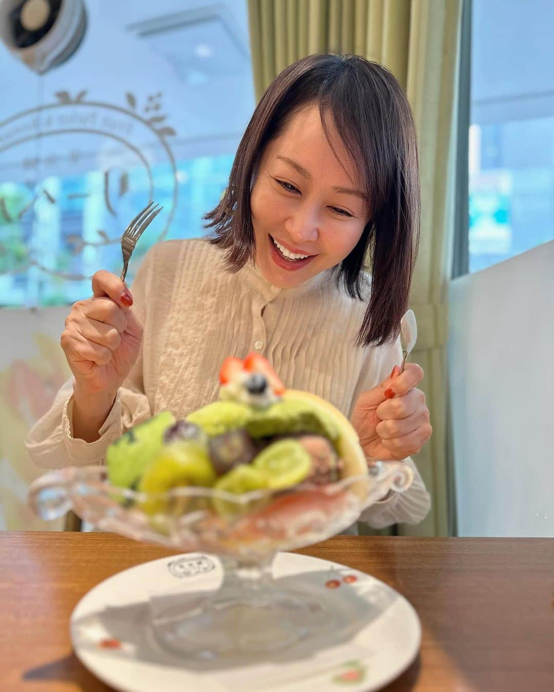 藤井美加子のインスタグラム：「✴︎ ちーとでい 🍎🍈🍓🍇🍉🍮🙌  #1枚目パフェボケ #2枚目美加子ボケ #3枚目これでいい #ごほうび #パフェって迷うよね #プリンアラモード #しあわせ #みんなはパフェ何選ぶ？」