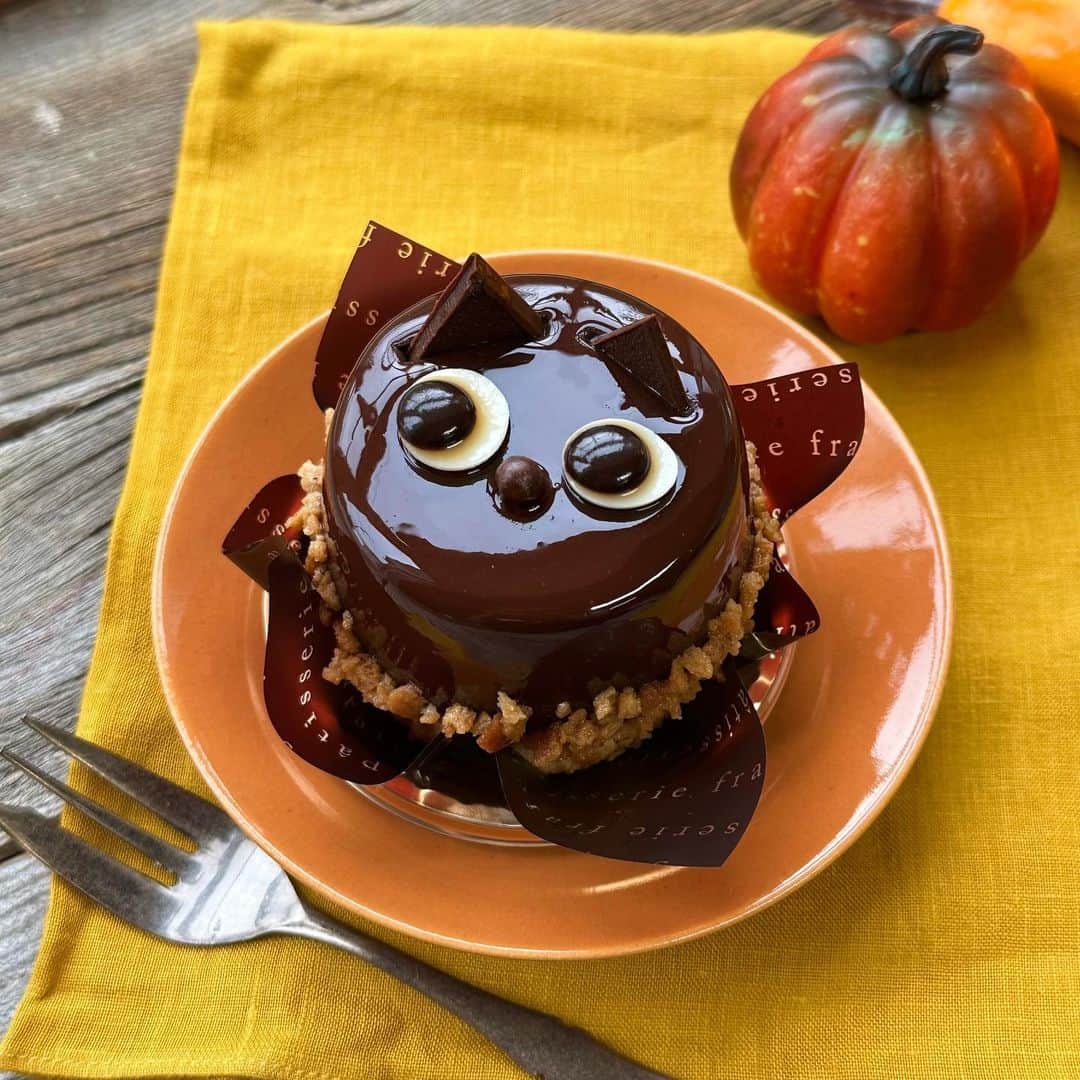 シャトレーゼ Chateraiseさんのインスタグラム写真 - (シャトレーゼ ChateraiseInstagram)「大きなケーキは食べきれないけれど、ハロウィンケーキを食べたい！そんな方におすすめのおひとりサイズのハロウィンケーキをご用意しています。  ■1枚目 ハロウィン 黒ねこ 少し甘めのチョコレートムースの中に甘酸っぱいダイス苺。クーベルチュールチョコレートを使用した濃厚なチョコレートケーキです。  ■2枚目 ハロウィン いたずらゴースト かわいいおばけはチョコバナナ味。ホイップクリームとチョコチップ入りのバナナクリーム、チョコレートガナッシュを組合せました。  ■3枚目 ハロウィン おばケーキ かぼちゃのおばけをイメージしたケーキは、ほんのりとした甘みのパンプキンクリームとなめらかなシルクスイートクリームでつくりました。  #シャトレーゼ #chateraise #ケーキ #ハロウィン #ハロウィンスイーツ #ハロウィンパーティー #ハロウィンイベント #ハロウィン限定 #ハロウィンケーキ #チョコレートケーキ #かぼちゃスイーツ #チョコバナナ」10月2日 12時28分 - chateraise.jp