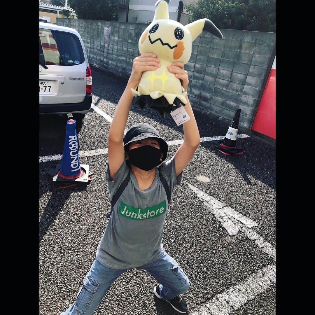 MONKYのインスタグラム：「先週末は久しぶりの休み！  ということで、子どもらと街ブラしてゲーセン行ったり買い食いしたり、近所の祭りに行ってみたりしてのんびり時間。  ストレンジャーシングスのシーズン4も最後まで観て、興奮したり泣いたりして面白かった。  日曜日のグループレッスンでは新曲も音出せたし、のんびりないい週末！  10月も楽しんでいきましょー！」