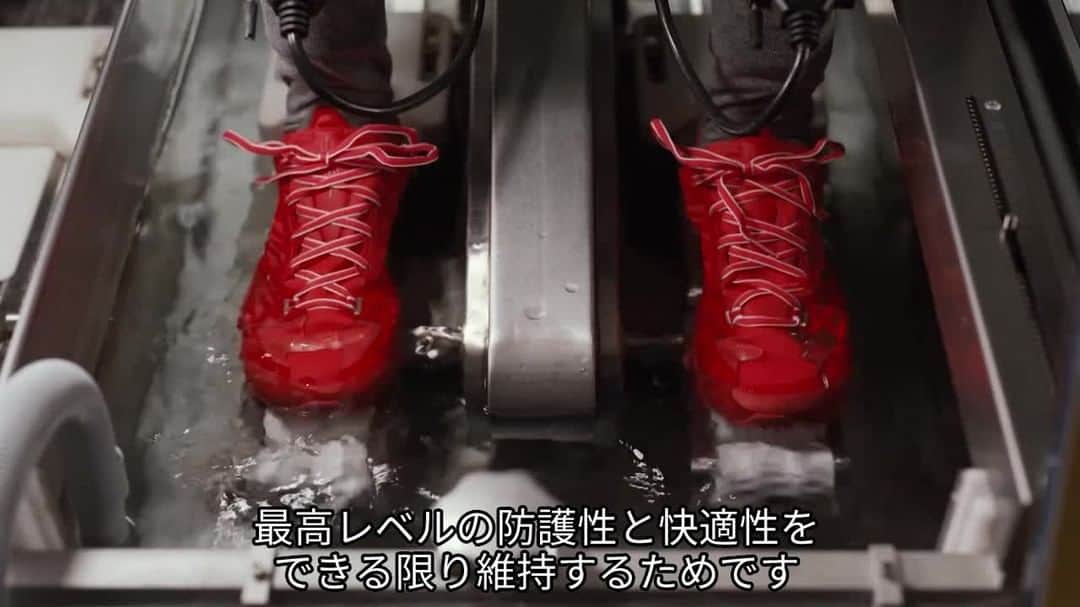 GORE-TEX Products JPのインスタグラム：「製品を長持ちさせ、最高のレベルの防護性と快適性をできる限り維持するため、ゴアのテクノロジーを採用したパートナーブランドの製品は、ゴア社での厳しいテストを経て店舗に並びます。  goretex #ゴアテックス #品質管理 #耐久性 #テスト」