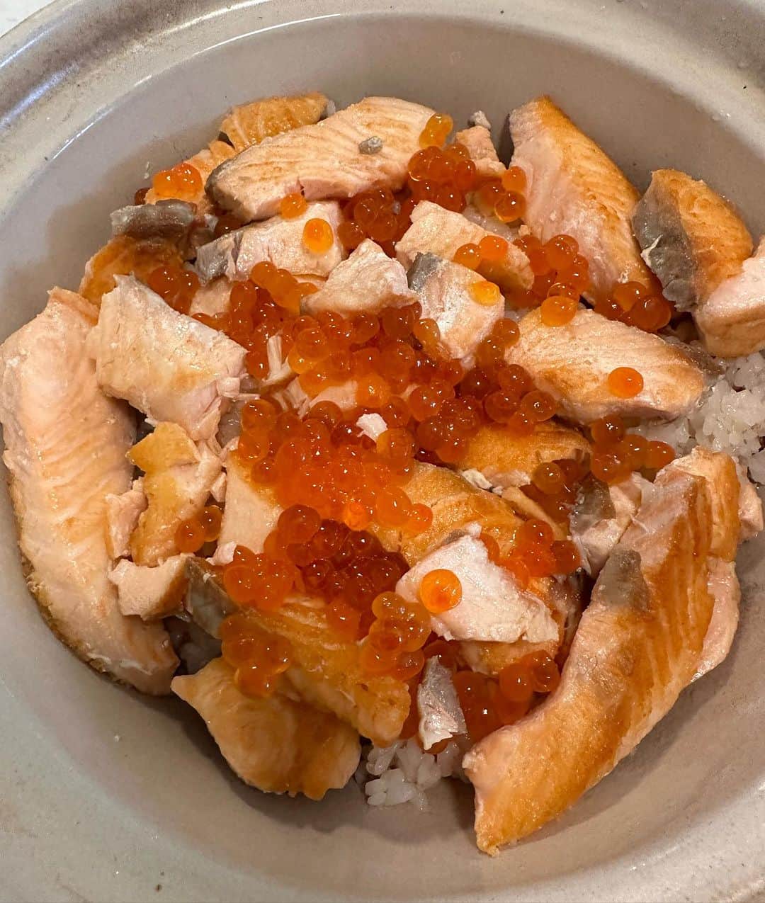のインスタグラム：「Kids dinner: Roasted salmon with roe on rice. Only one son loved it.  The other son is in a serious committed relationship with boxed Mac & cheese. I have to break them up somehow.」