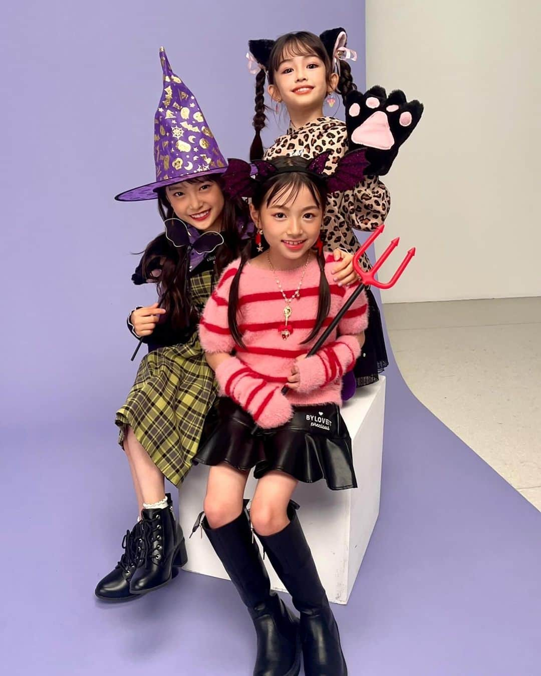 アレン明亜莉クレアのインスタグラム：「🦇  ぷっちぐみオフショット りさちゃん、ありさちゃんとハロウィンコスチュームで撮影しました！  ノーマルアイフォンカメラで撮りました🐈‍⬛  今年のハロウィン🎃も楽しみですね♪  みんなはどんな仮装をするかな？  ぷっちぐみ11月号見てね🎵  @pucchi_gumi   #ぷっちぐみ #ぷっちぐみモデル  #ぷっちぐみ10月号 #ぷっちぐみ2023 #アレン明亜莉クレア #めっちゃん #雑誌モデル #ハーフモデル #mixedkids」