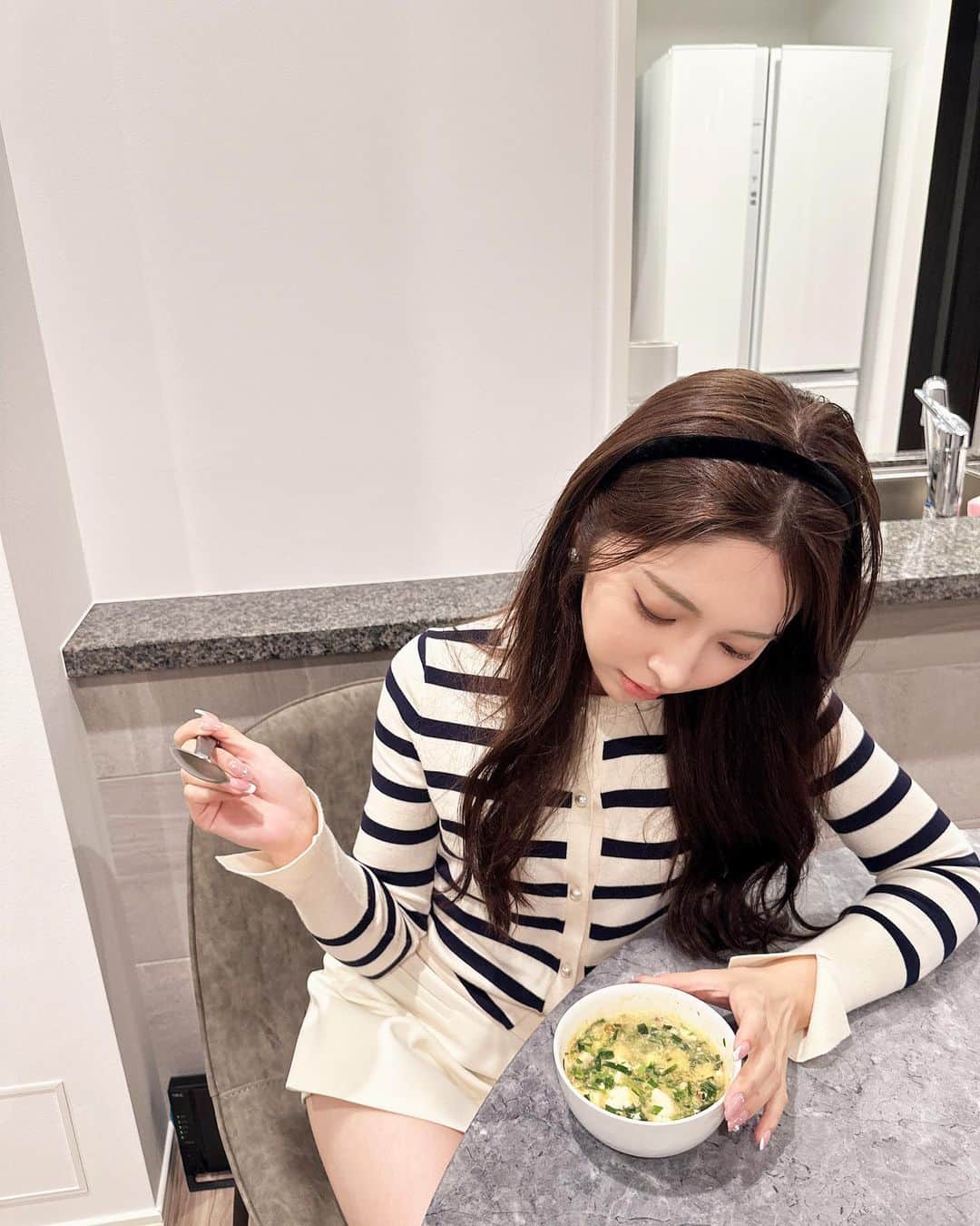 岸本沙季さんのインスタグラム写真 - (岸本沙季Instagram)「最近は健康と美容の為に朝ジムと自炊を習慣化させるため奮闘中です…  ただ毎食凝った料理を作れるほど器用でもないので、レンチン3分で作れるおかめ豆腐「ちょい飯」によくお世話になっています❤︎  東北・関東・甲信越・静岡のスーパーで取り扱いがあり味は3種類。写真のものは担々スープで私的に1番のお気に入りです☺︎皆様も是非活用してみて下さい♩  #PR#レンジで3分#ちょい飯豆腐#タンパク質#タカノフーズ#おかめ豆腐#ちょい飯」10月2日 12時40分 - saki__kishimoto